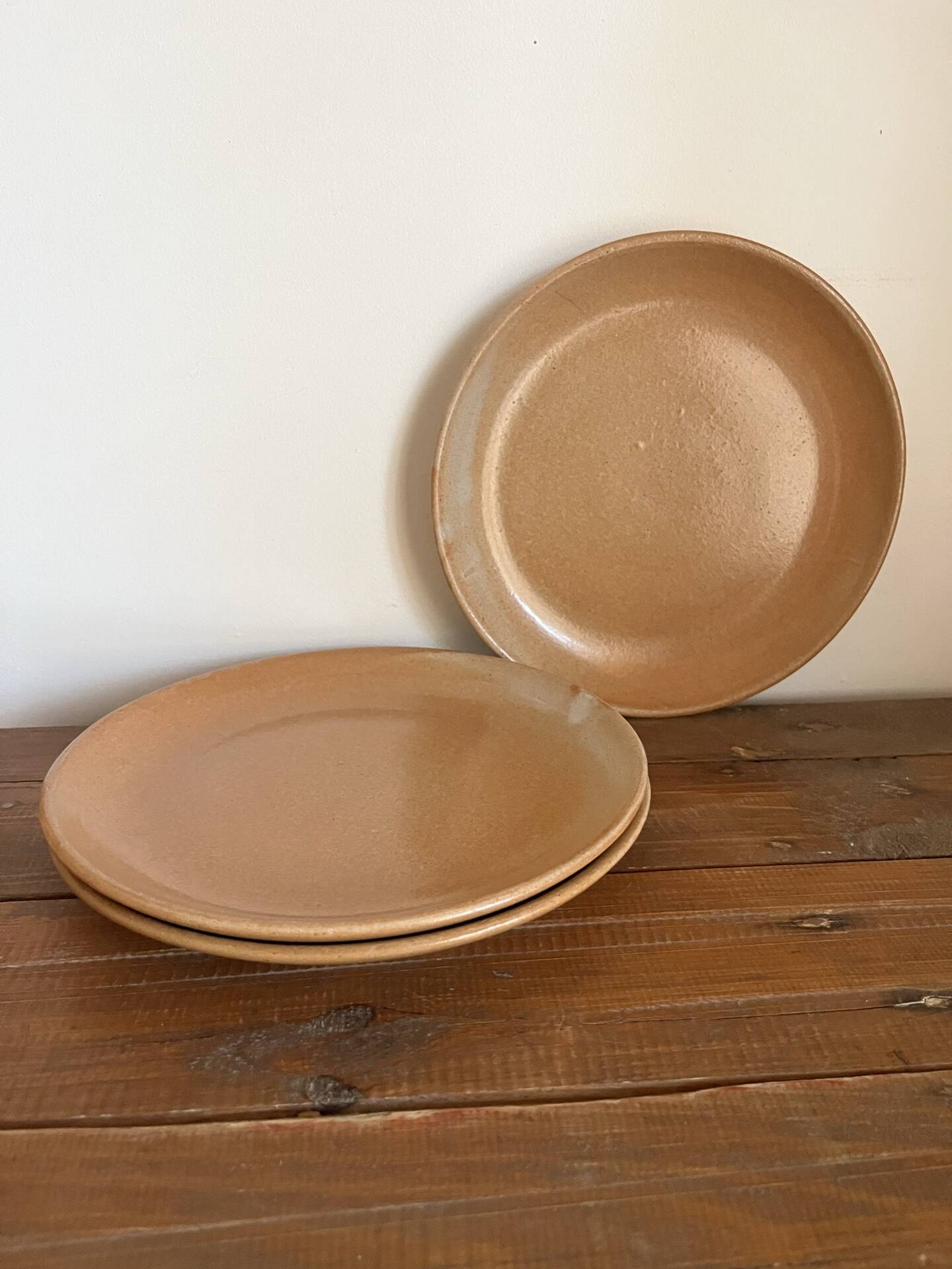 3 assiettes plates en grès 