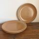 3 assiettes plates en grès 