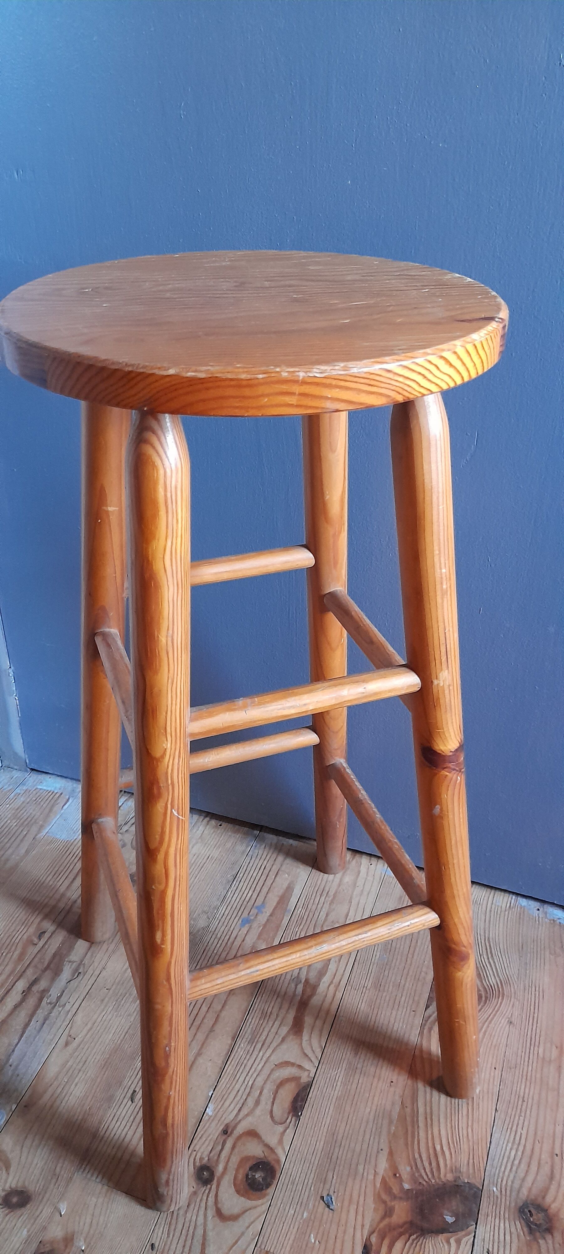 High bar stool in solid wood turned vintage 1970/1980