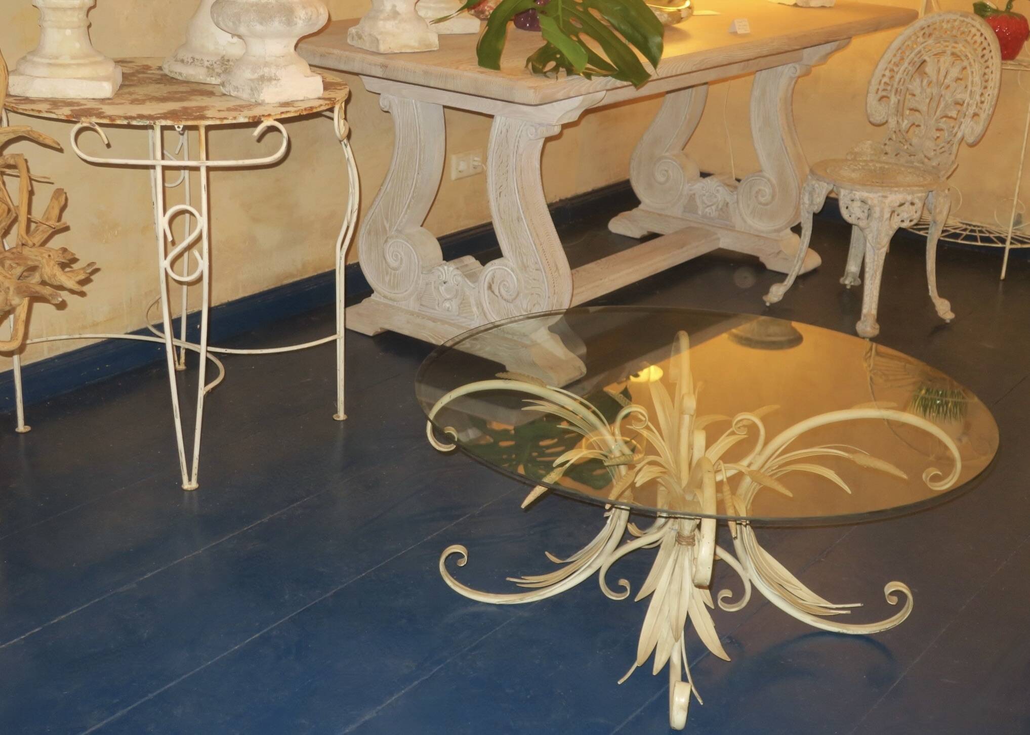 Table basse circulaire en tôle peinte et verre de Hans Kögl, années 1960