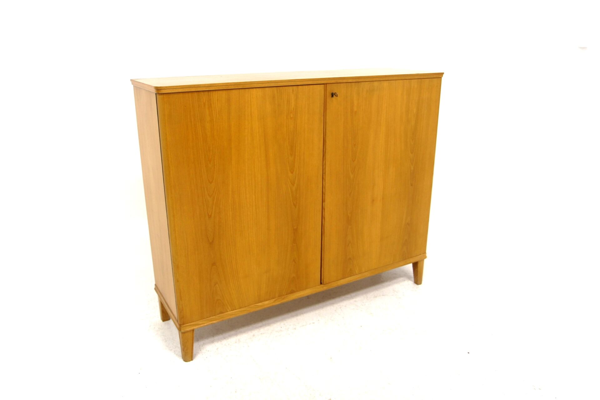Armoire scandinave en orme Suède 1960