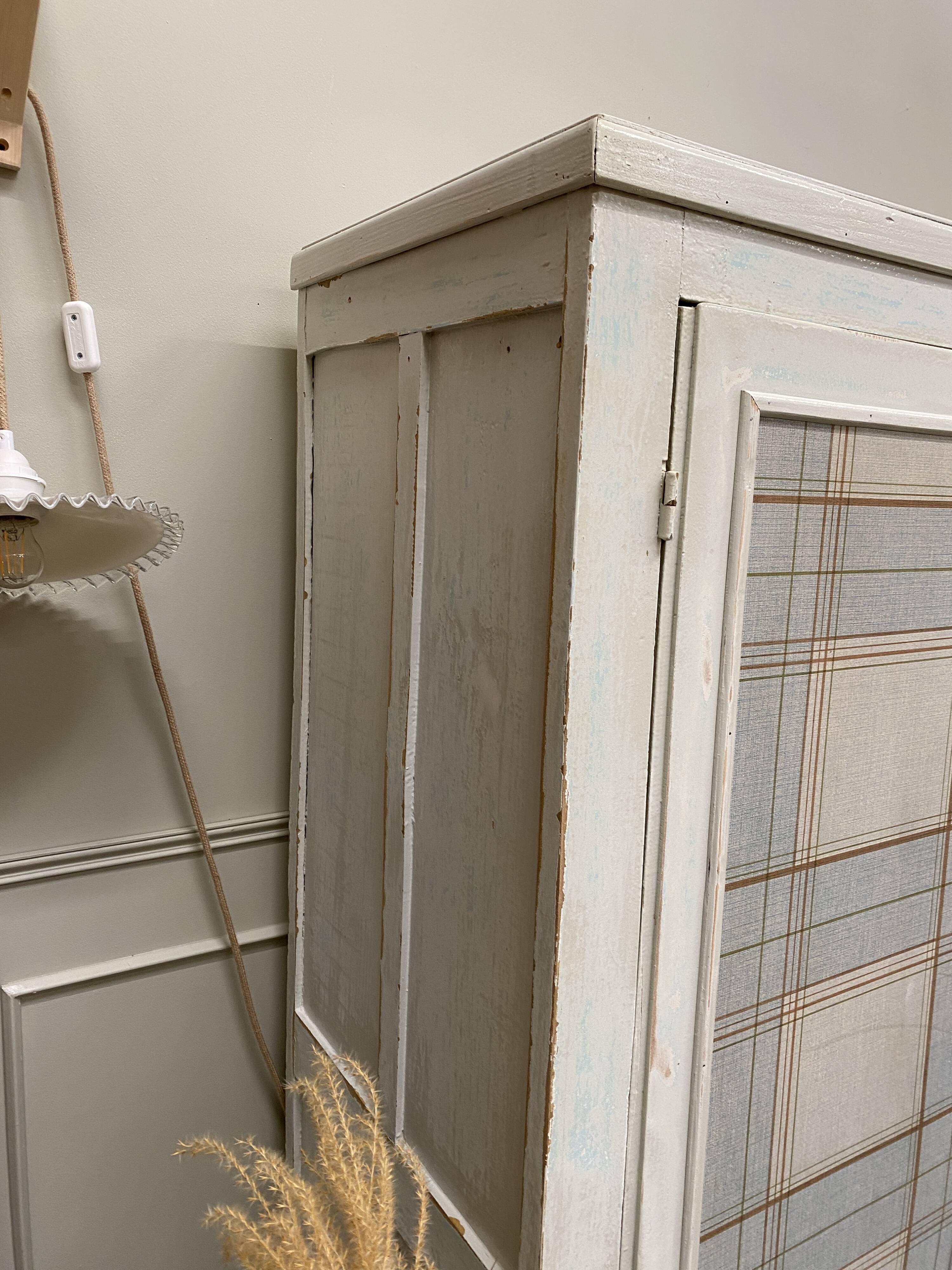 Armoire patinée en bois brut