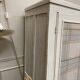 Armoire patinée en bois brut