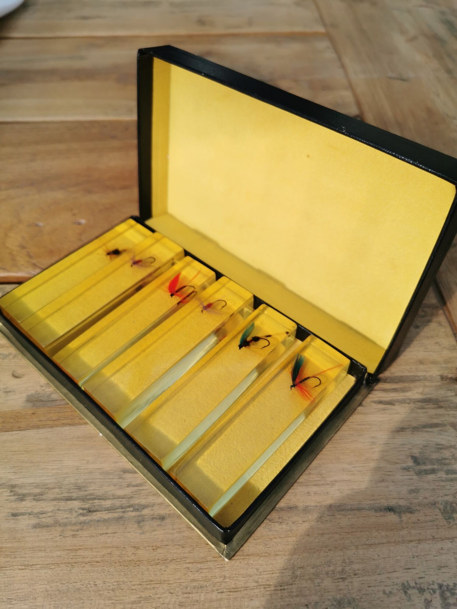 Set of 6 carries knives with fishing lures