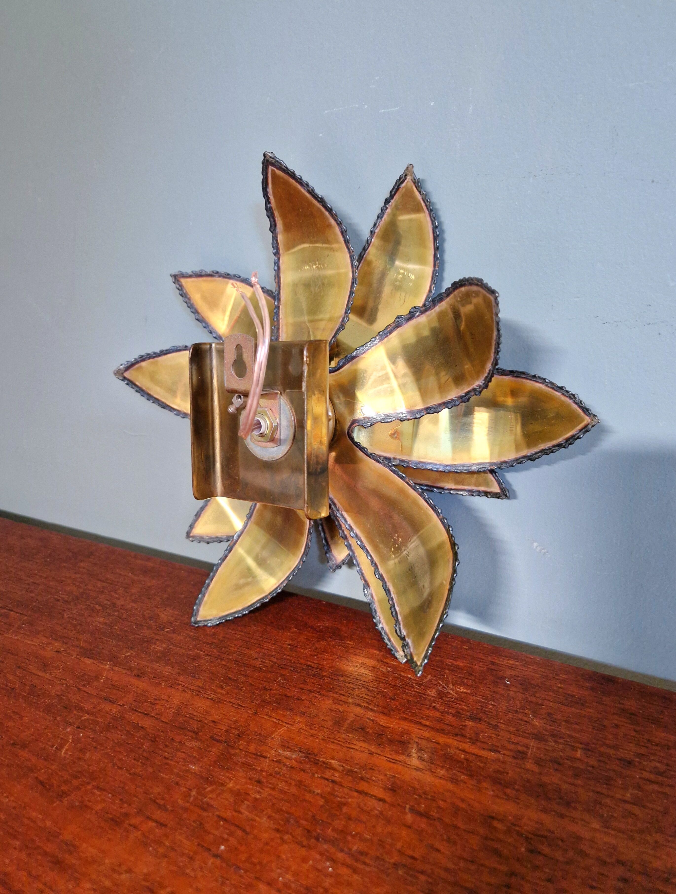 Pair of floral wall sconces in brass, Maison Jansen, 1970.