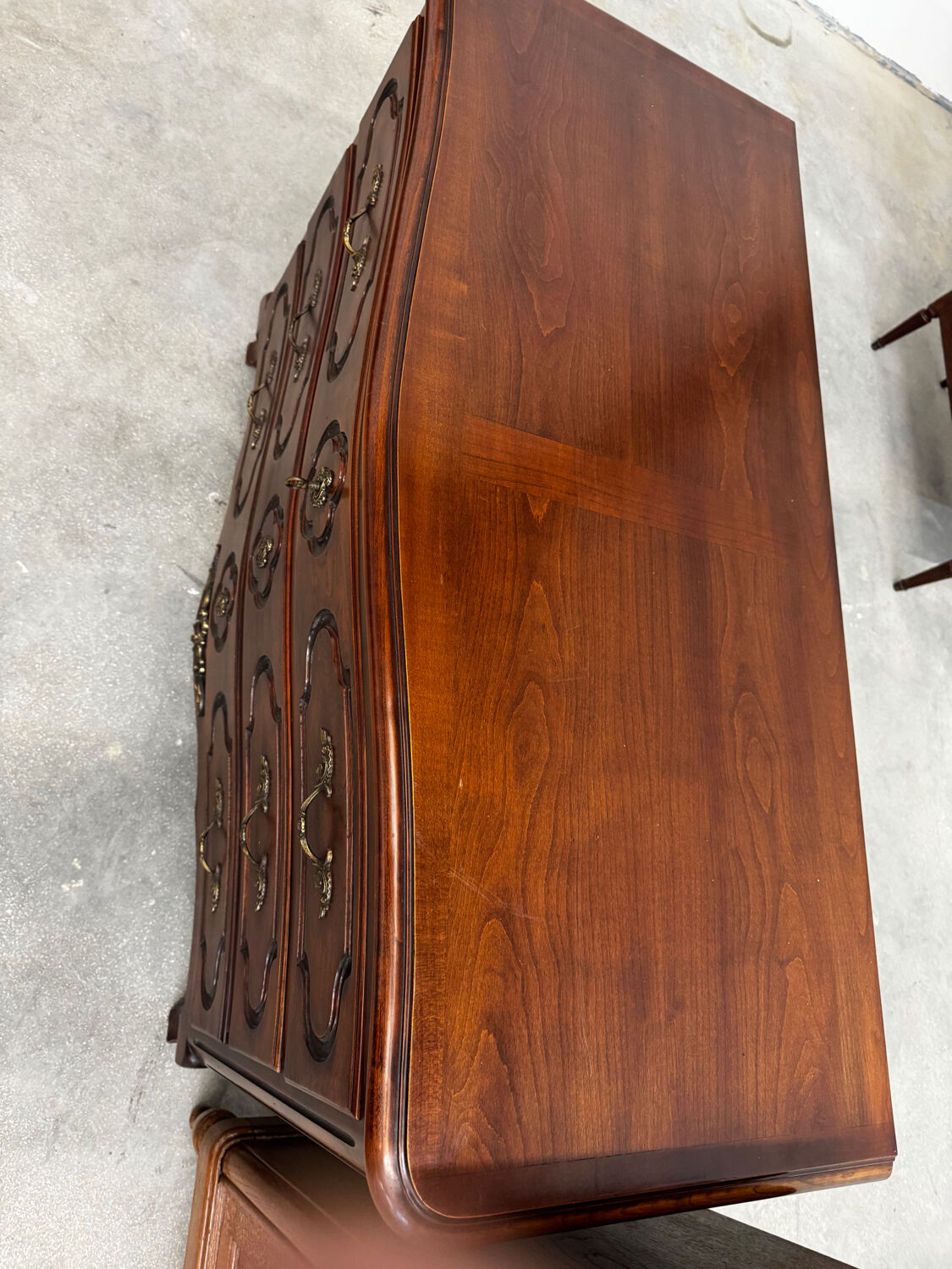 Curved Lyonnaise commode from the Louis XV period in solid walnut, late 1750s.