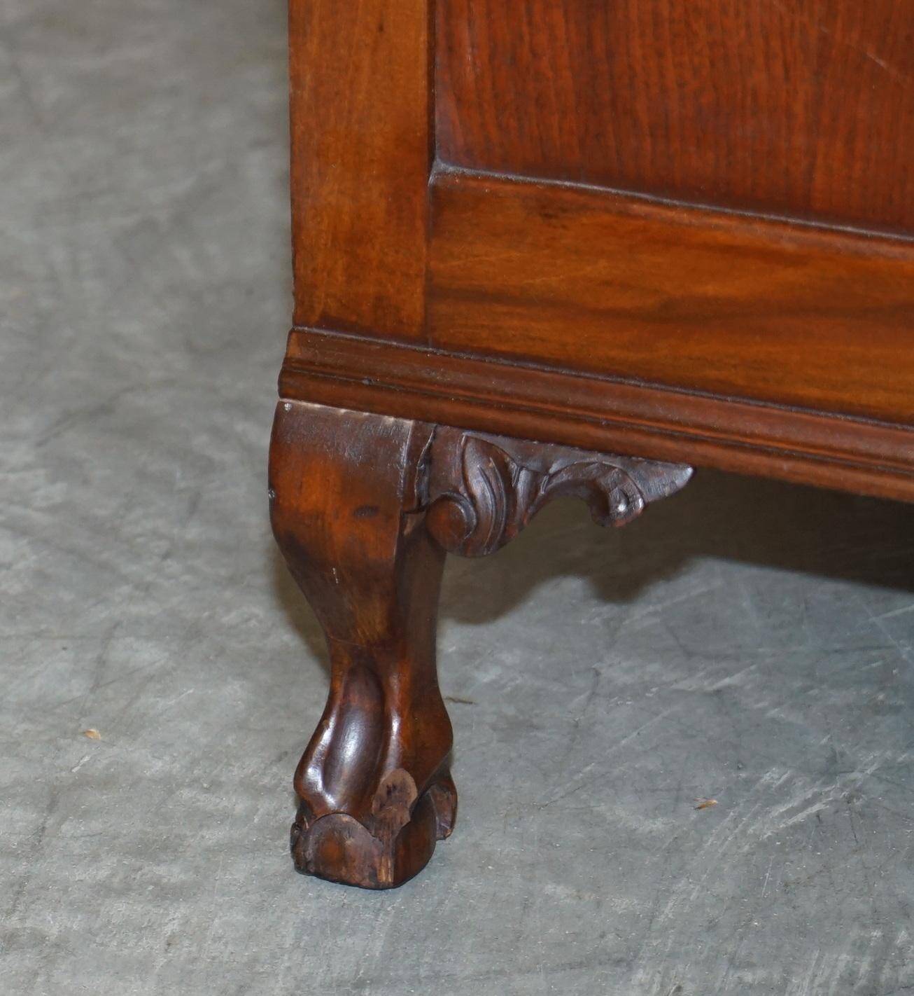 Commode Victorienne Tardive en Bois Dur Pieds Griffe et Boule