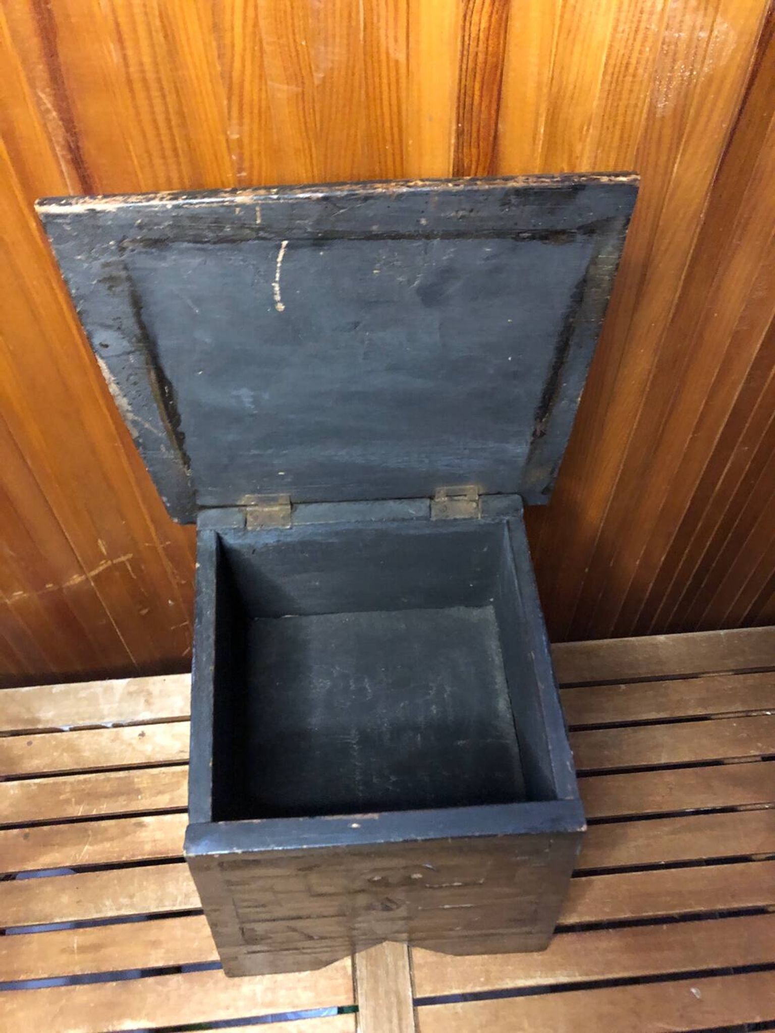 Ancien tabouret avec coffre bois sculpté vintage