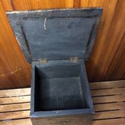 Ancien tabouret avec coffre bois sculpté vintage