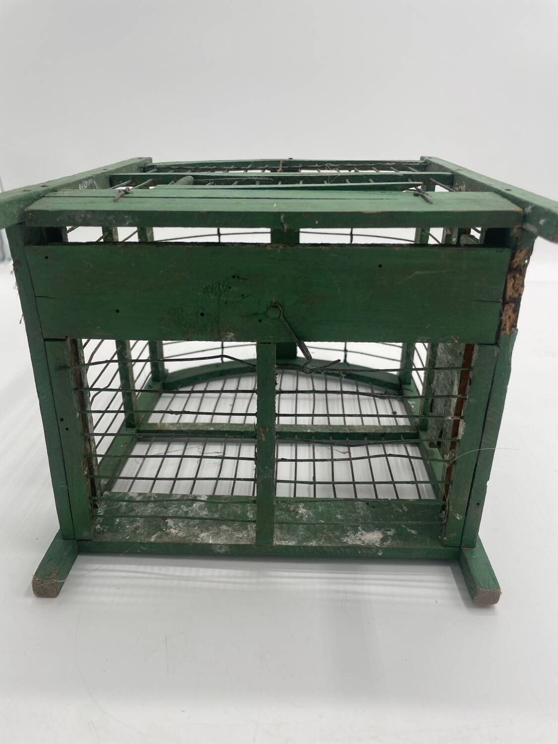 Ancienne petite cage à oiseaux verte en bois