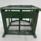 Ancienne petite cage à oiseaux verte en bois