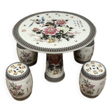 Asie XXeme : table et 4 tabourets en porcelaine peinte a décors de fleurs et calligraphie