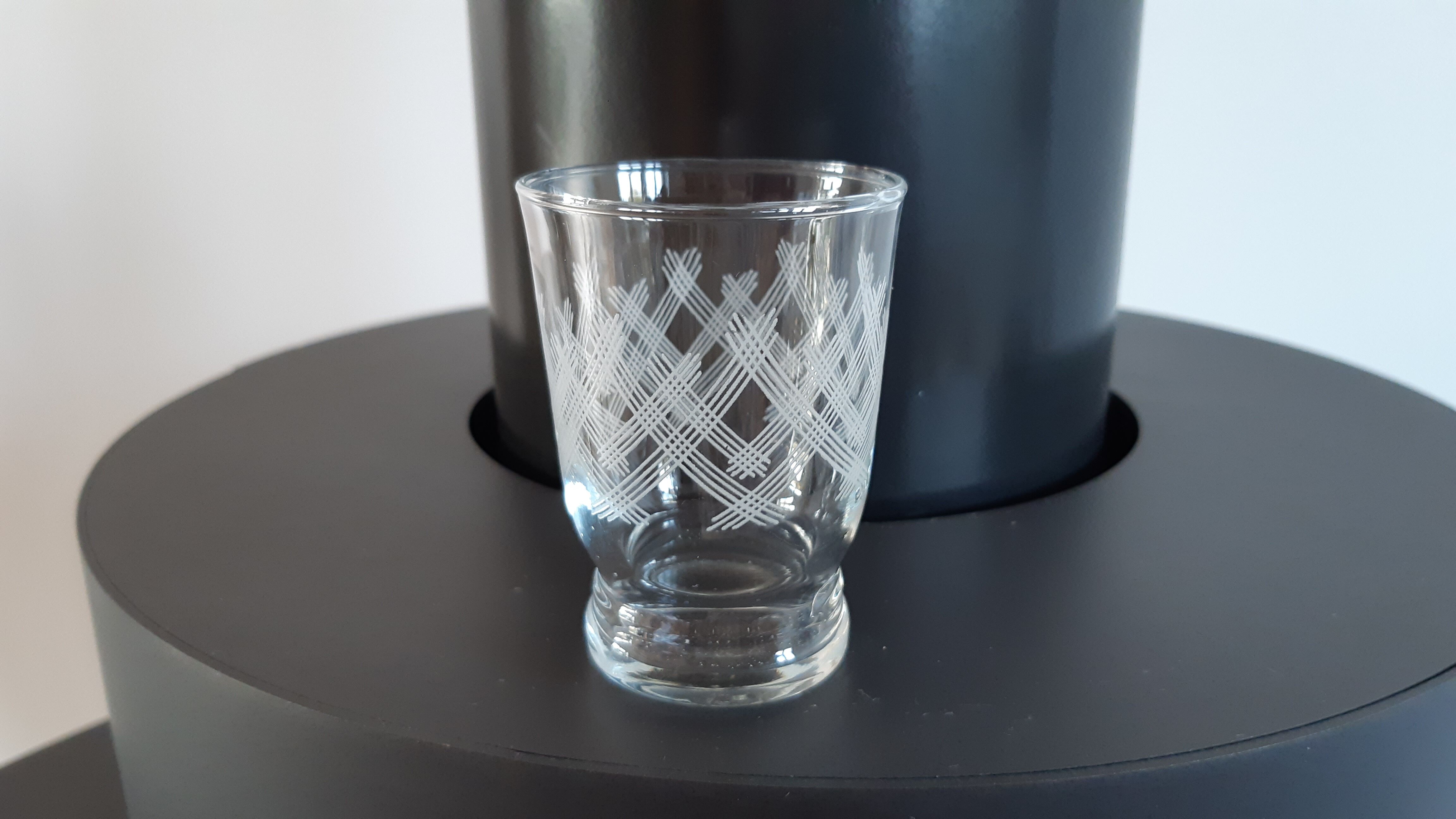 Set of 8 glasses engraved years 50-60