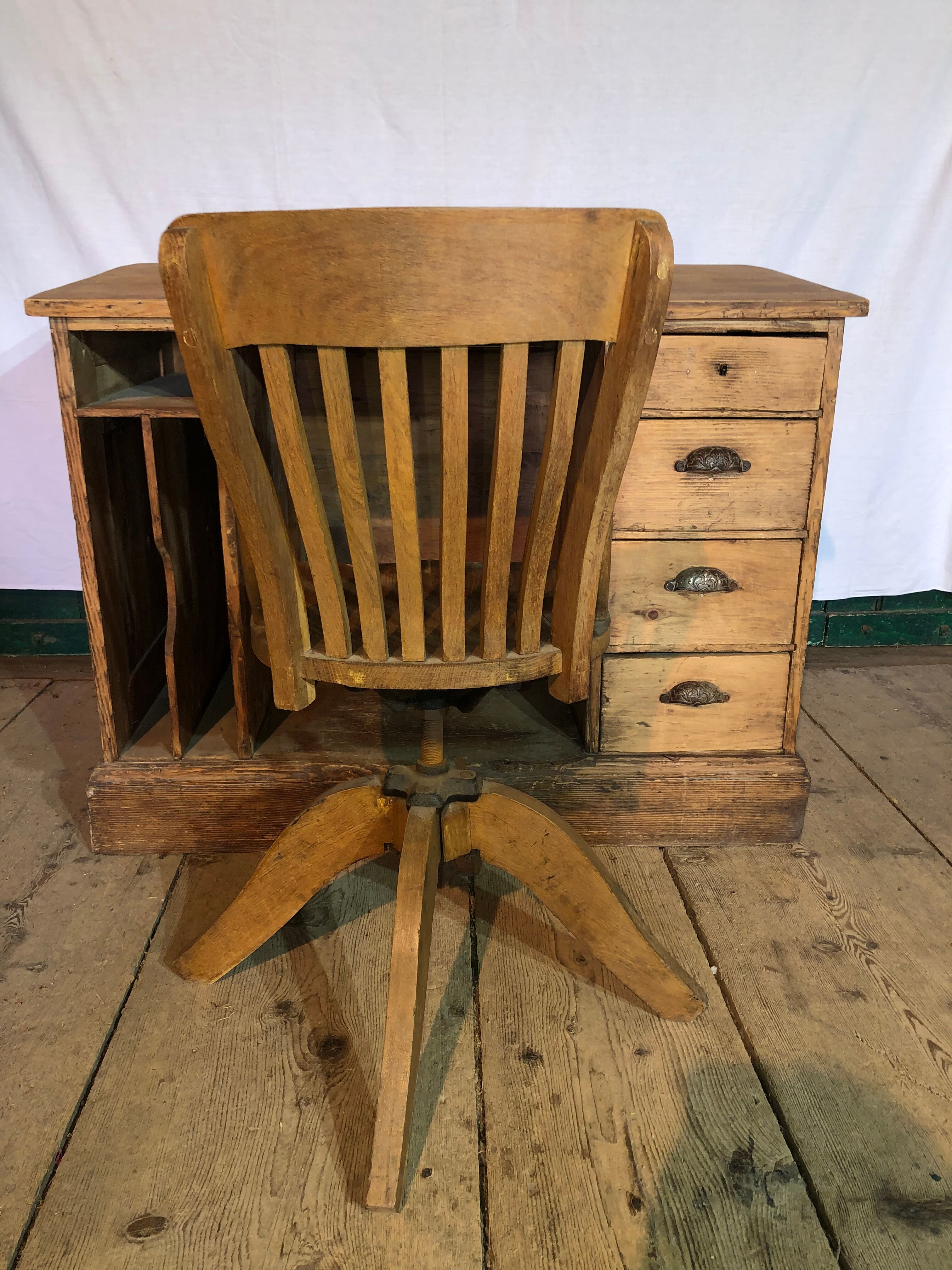 Bureau d’un maître d’école et sa chaises