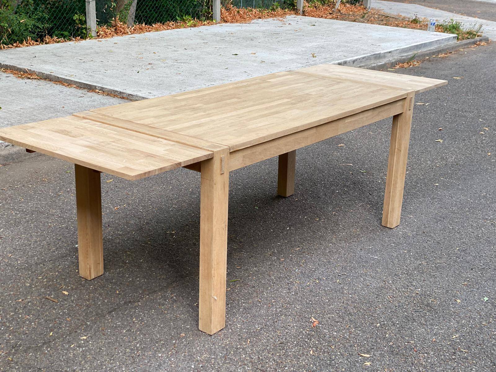 Grande table à manger scandinave extensible en chêne massif décapée 160-240