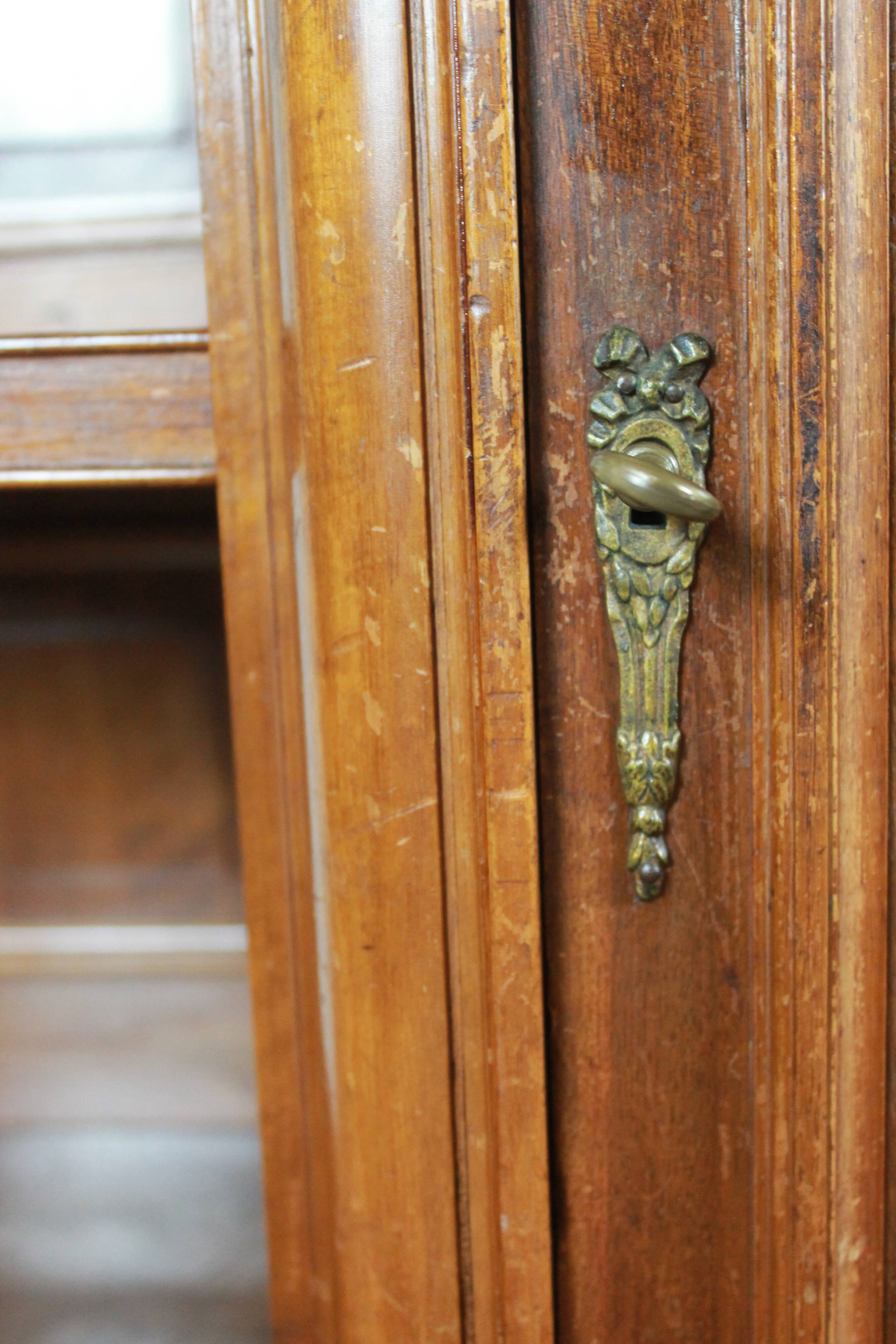 Half-moon shaped serving trolley