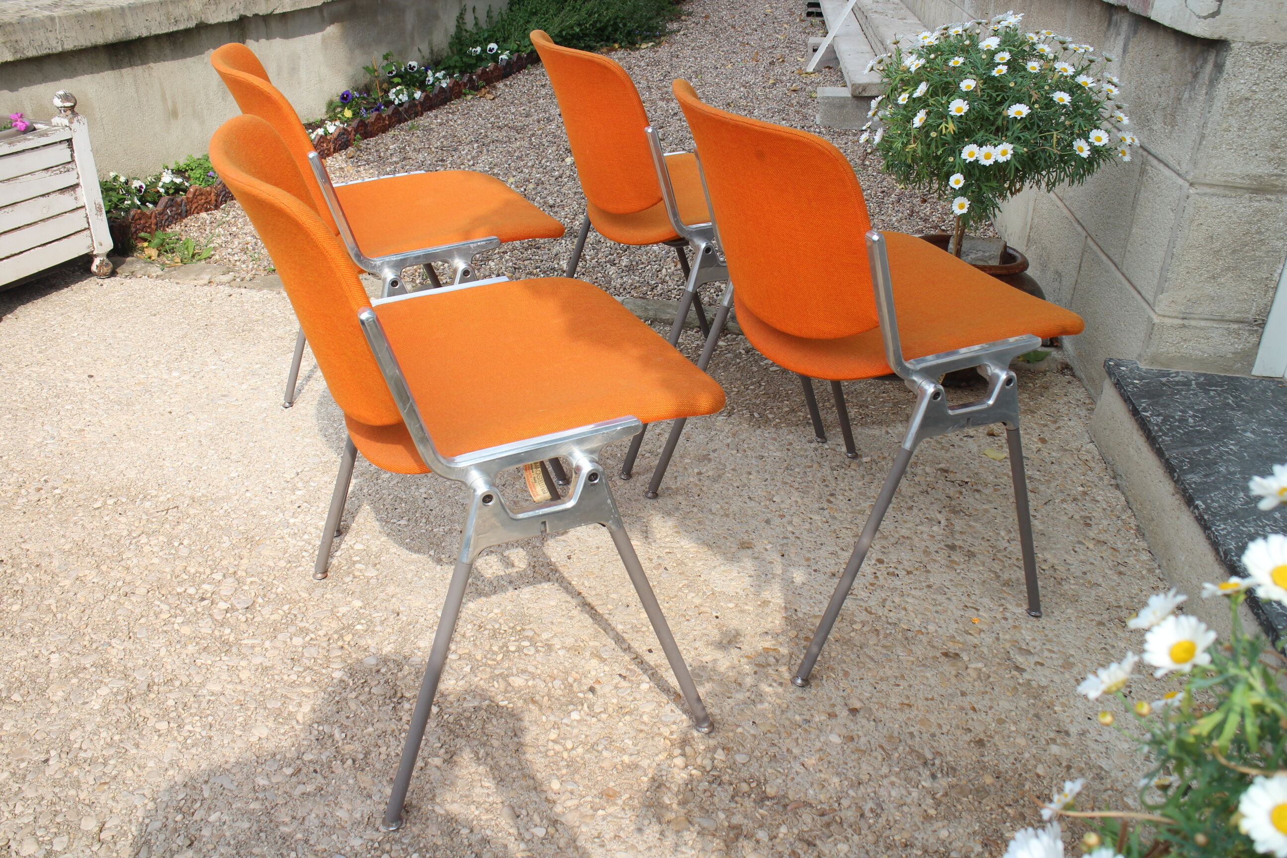 4 chaises DSC 106 Giancarlo Piretti Castelli
