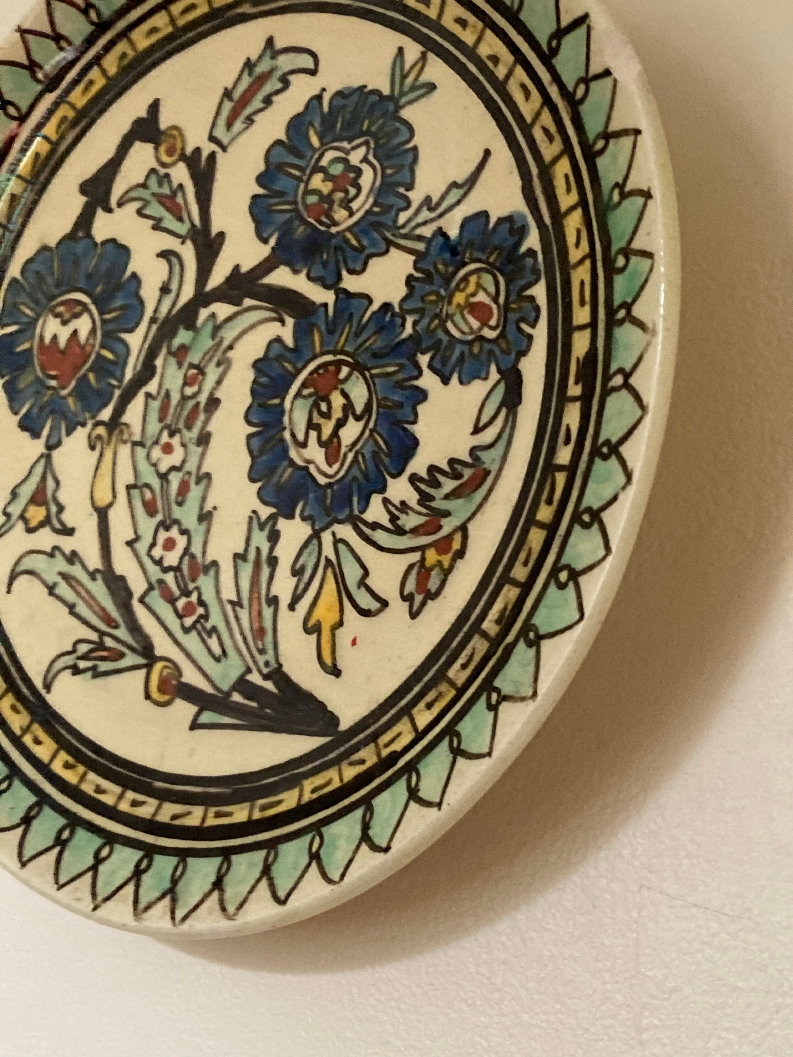 Assiette décorative à décor de fleurs vert
