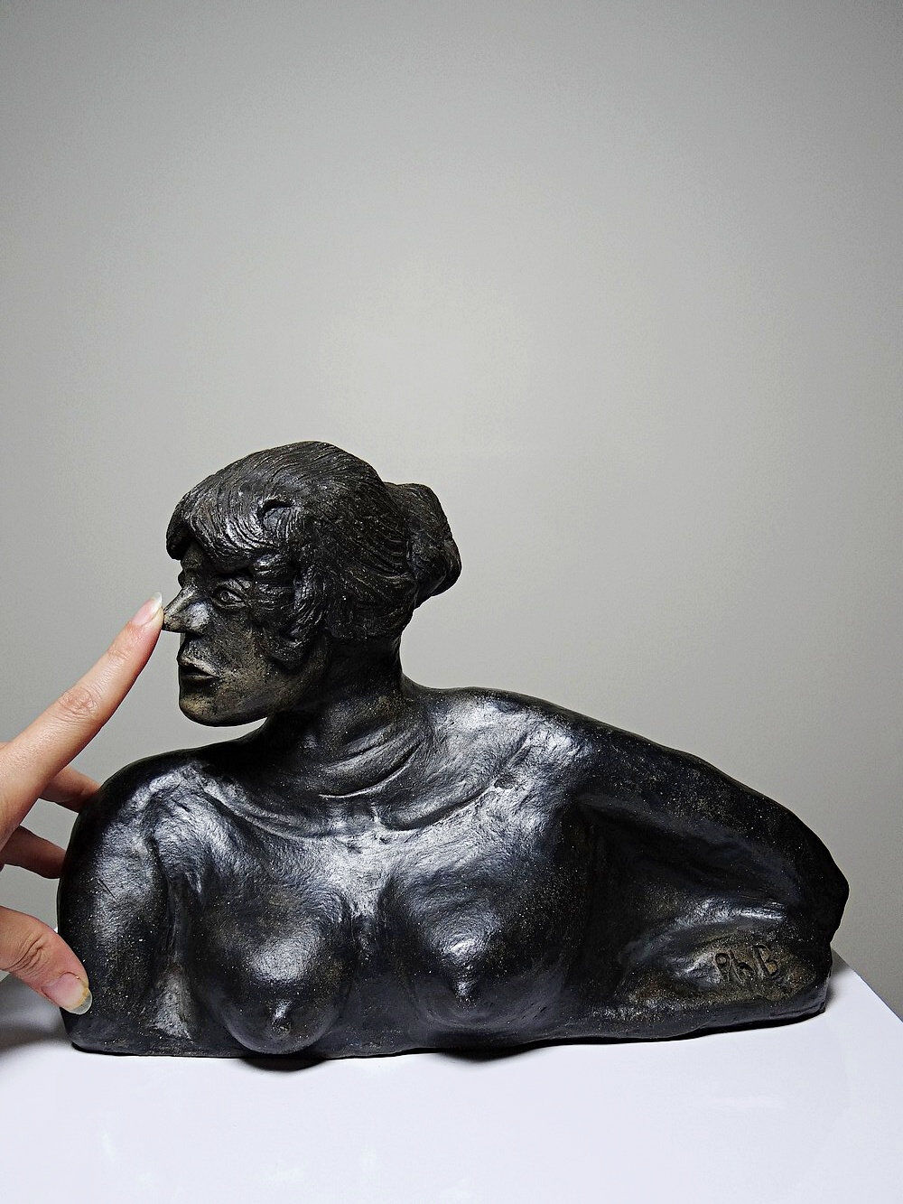 20th-century ceramic bust of a woman, art craft to be identified.