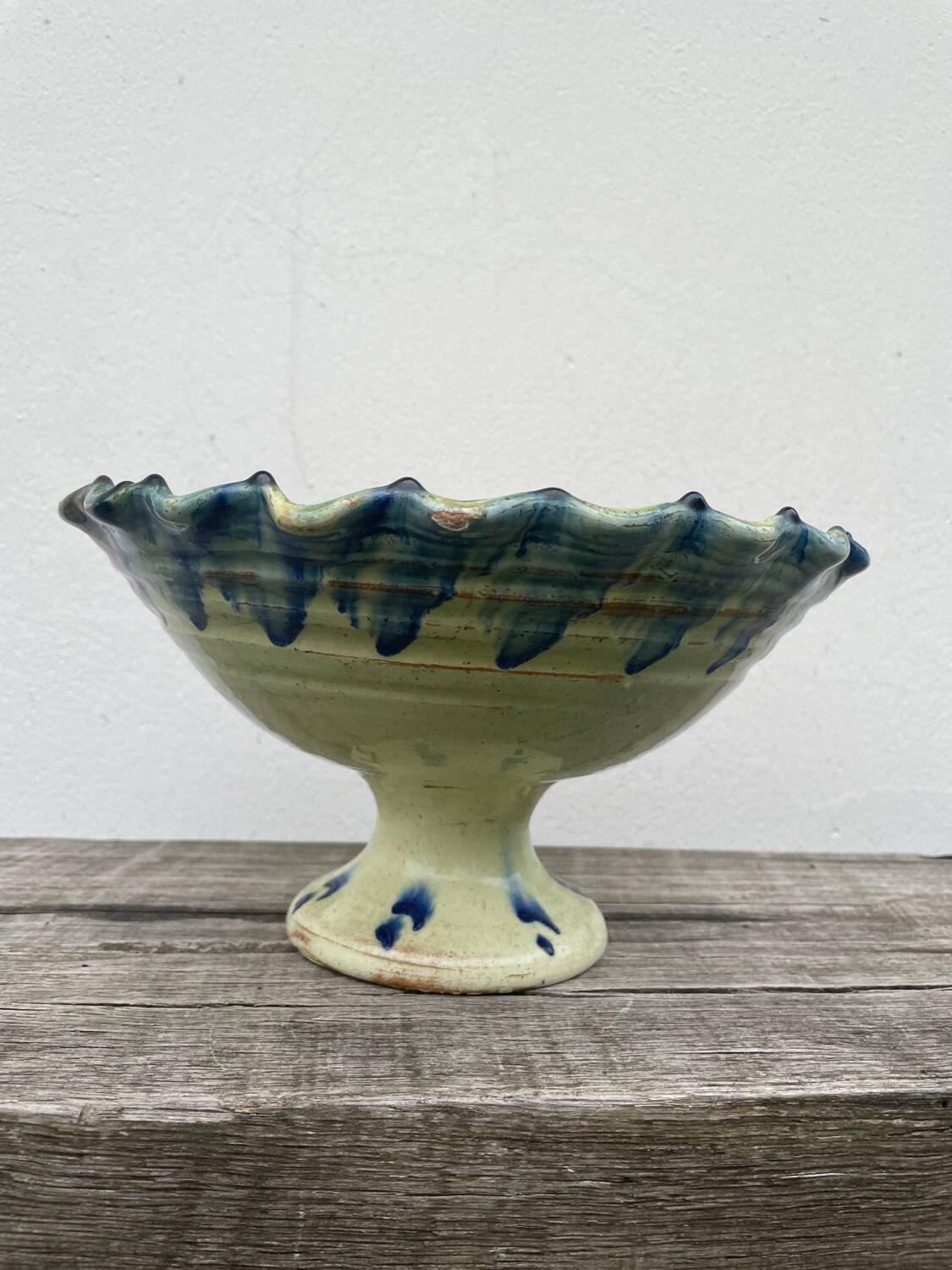 Ceramic fruit bowl on foot