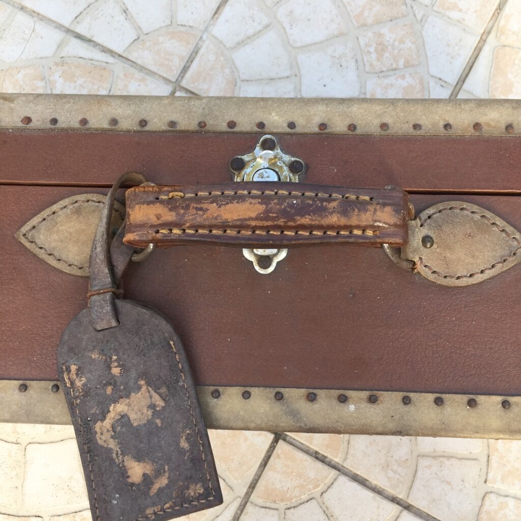 Year 20, 30 offers a very beautiful stickers suitcase