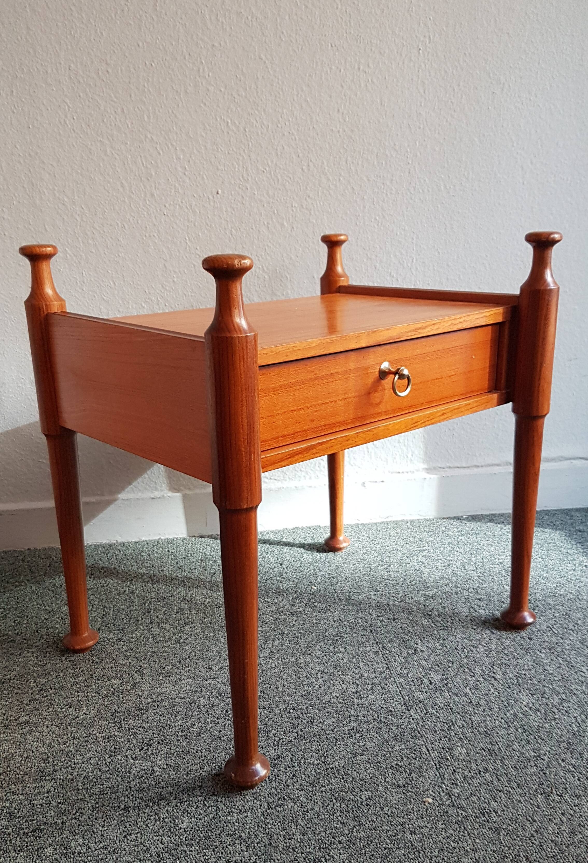 Vintage teak chevet