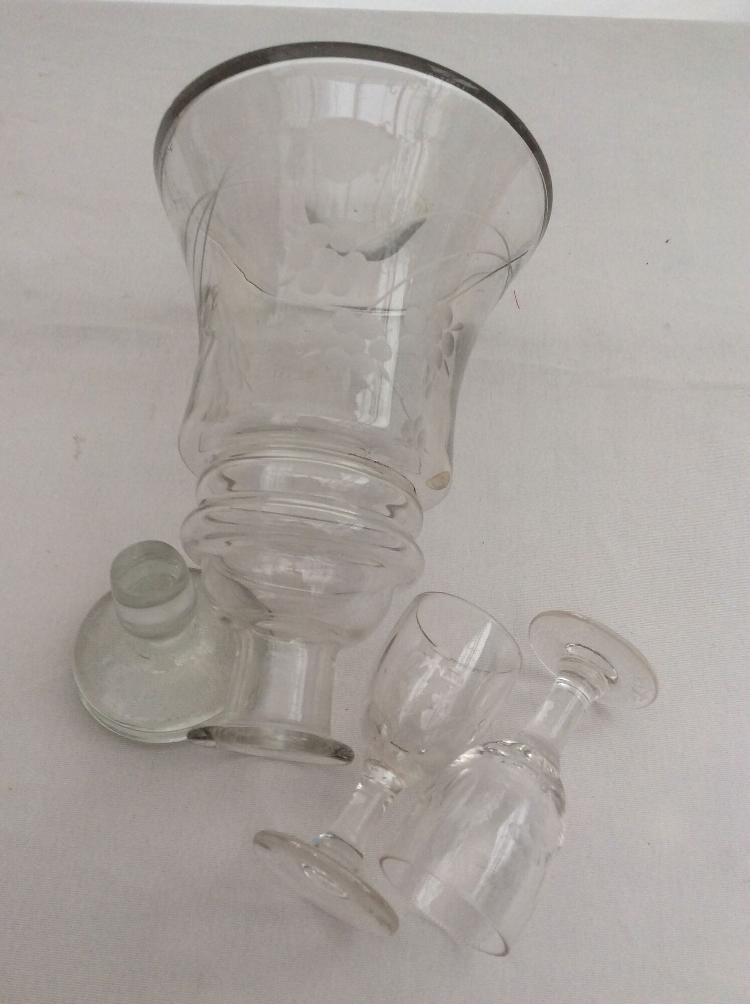 Carafe chiseled glass with 2 glasses