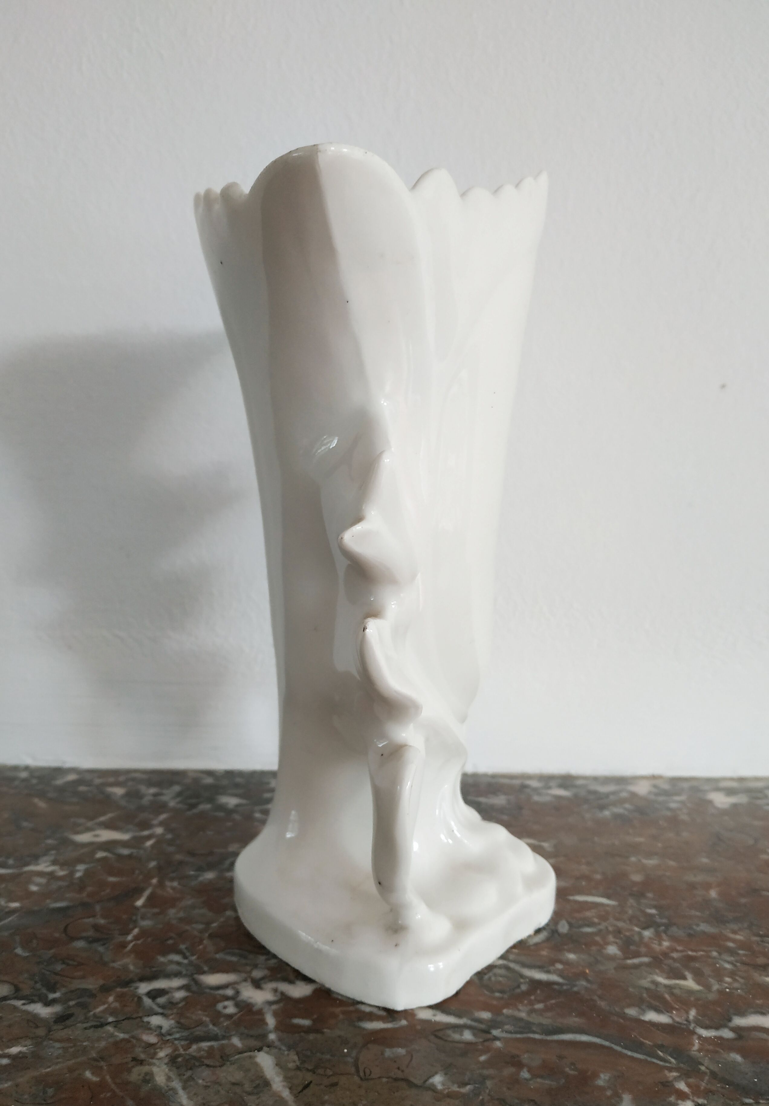 Vase cornet de marié en porcelaine du XIXe siècle