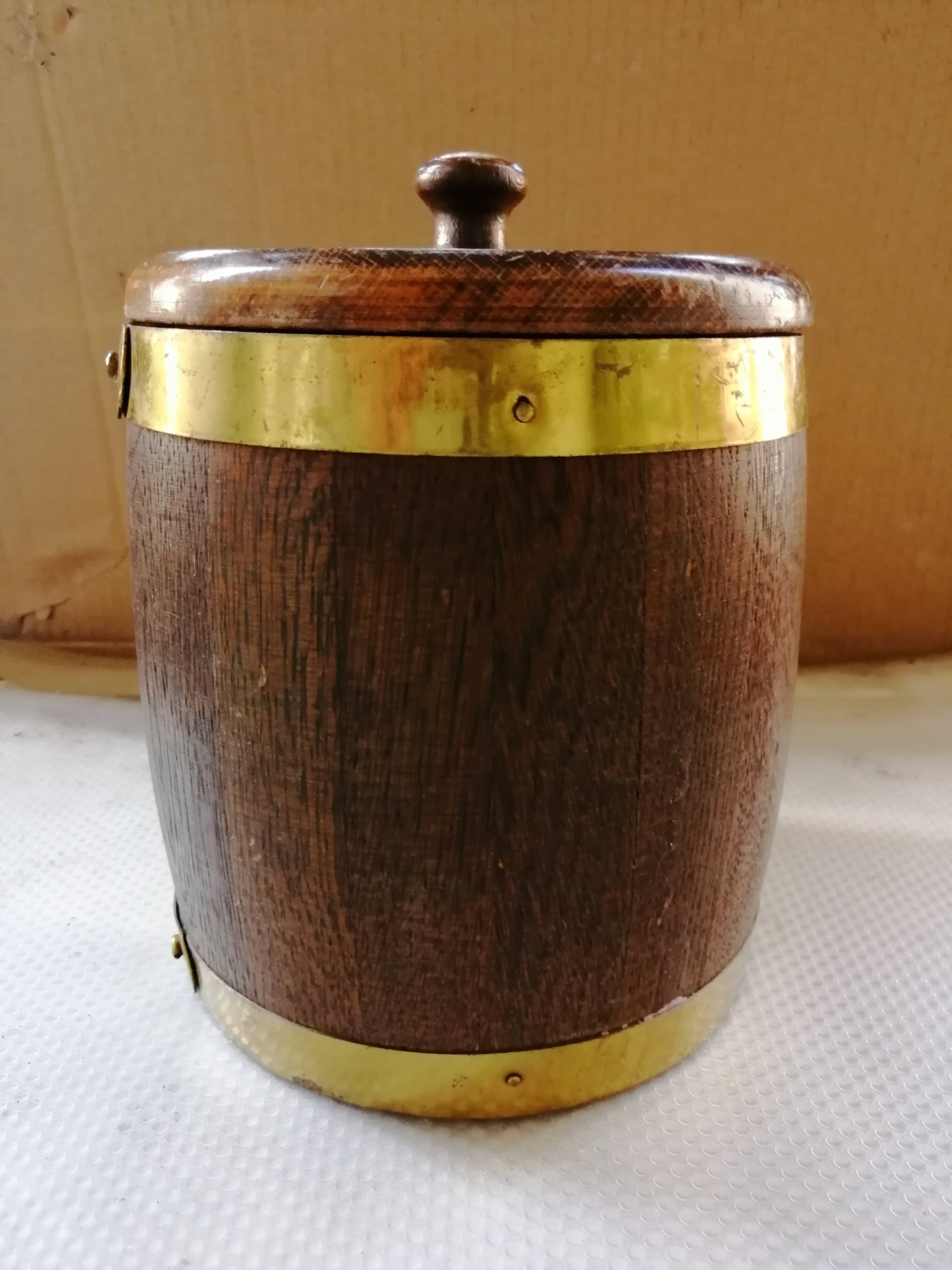 Ice bucket in late 19th Country