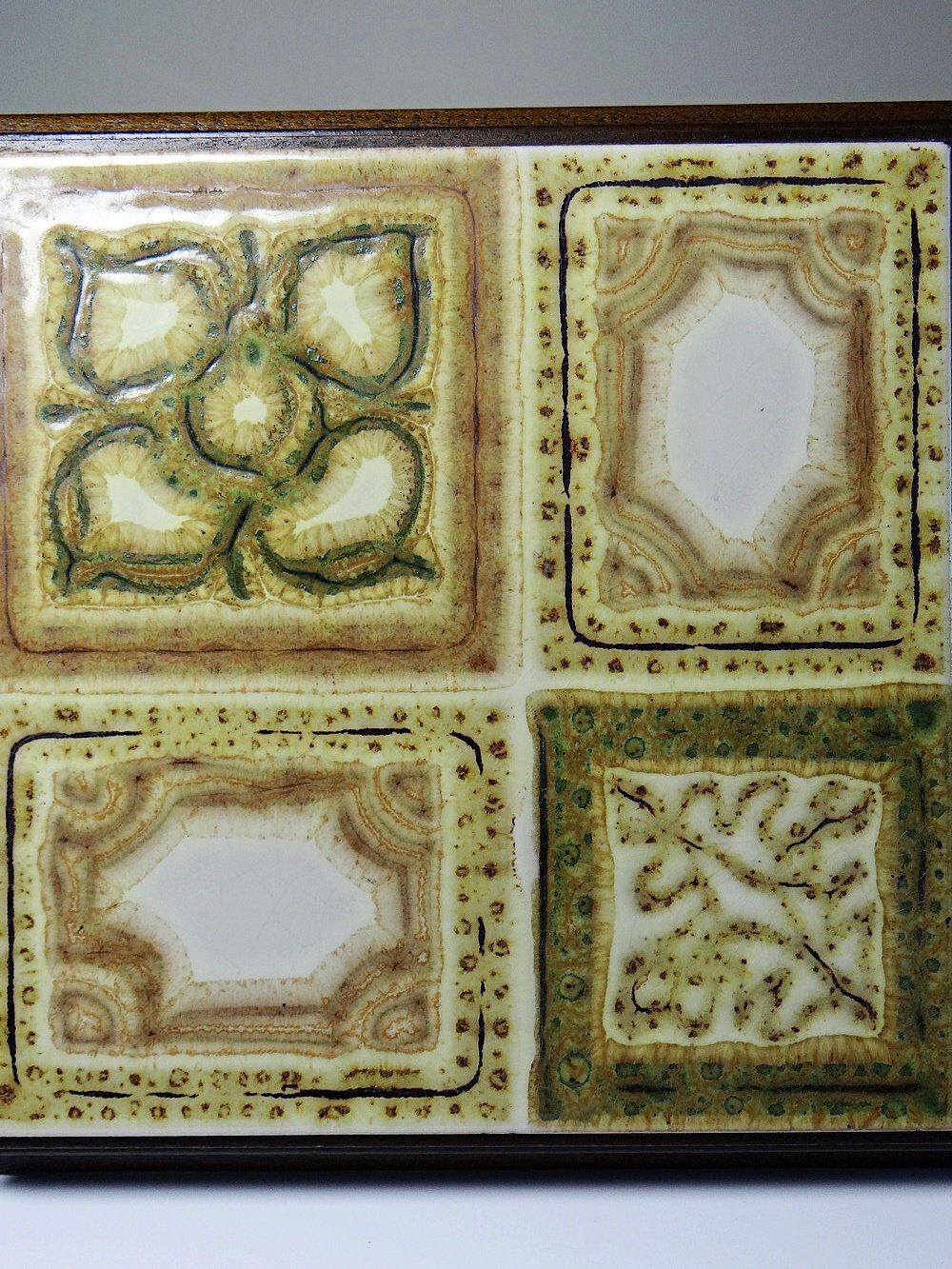 Vintage trivet in glazed ceramic and wood, circa 1960-1970.