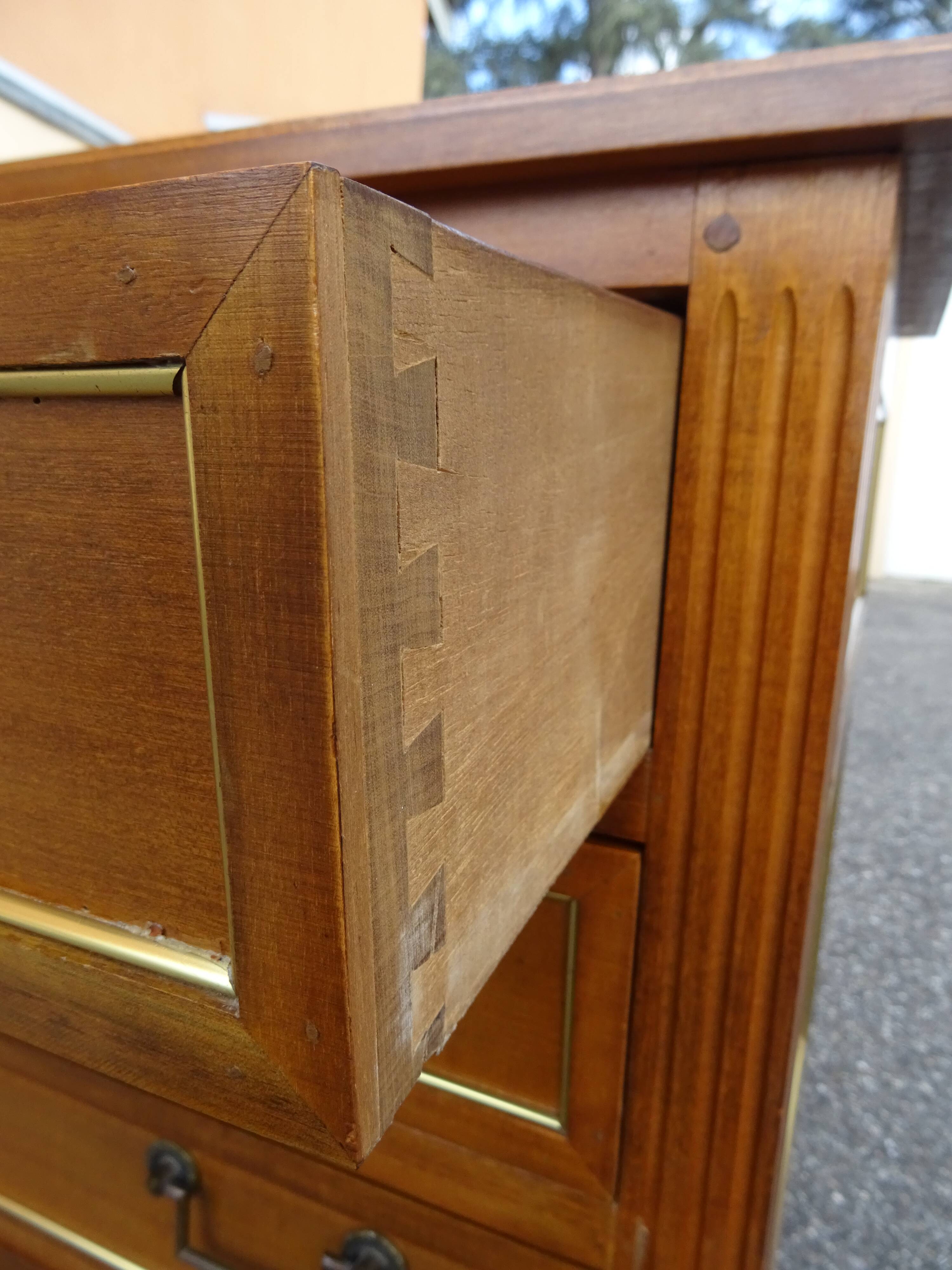 Commode de style directoire bois et laiton