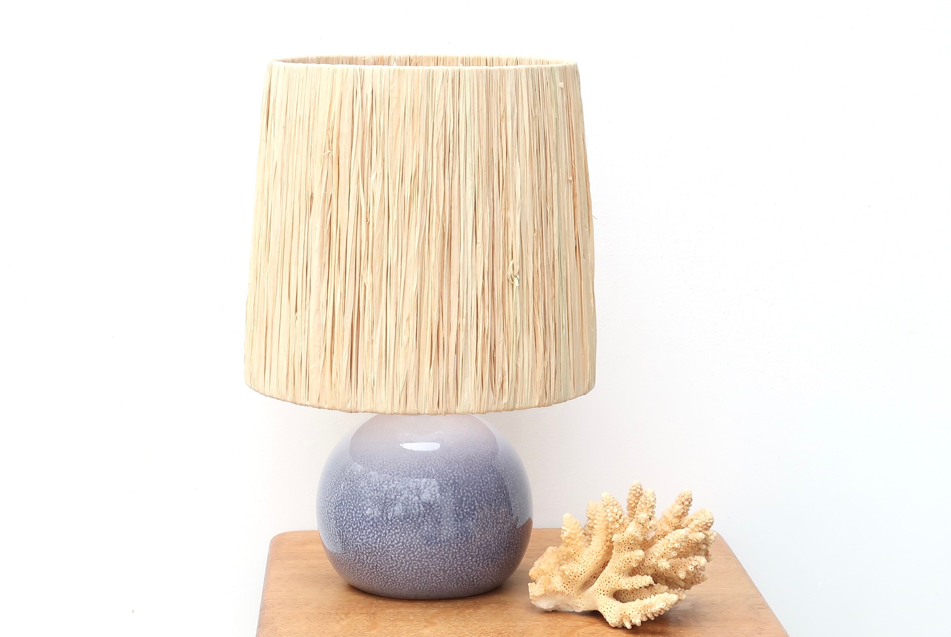 Lampe bleue en céramique, abat jour en raphia, années 70