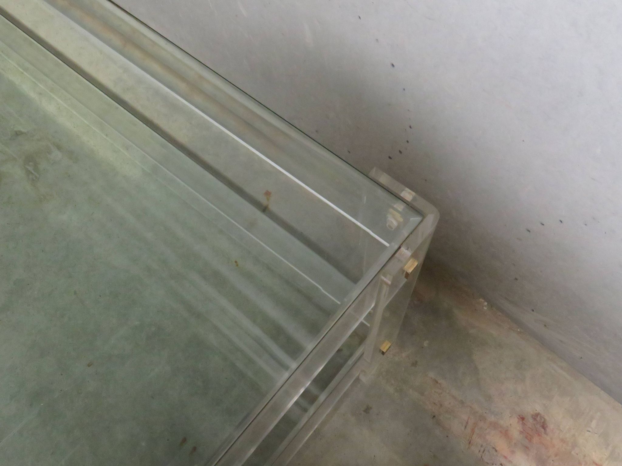 Table basse en acrylique et verre