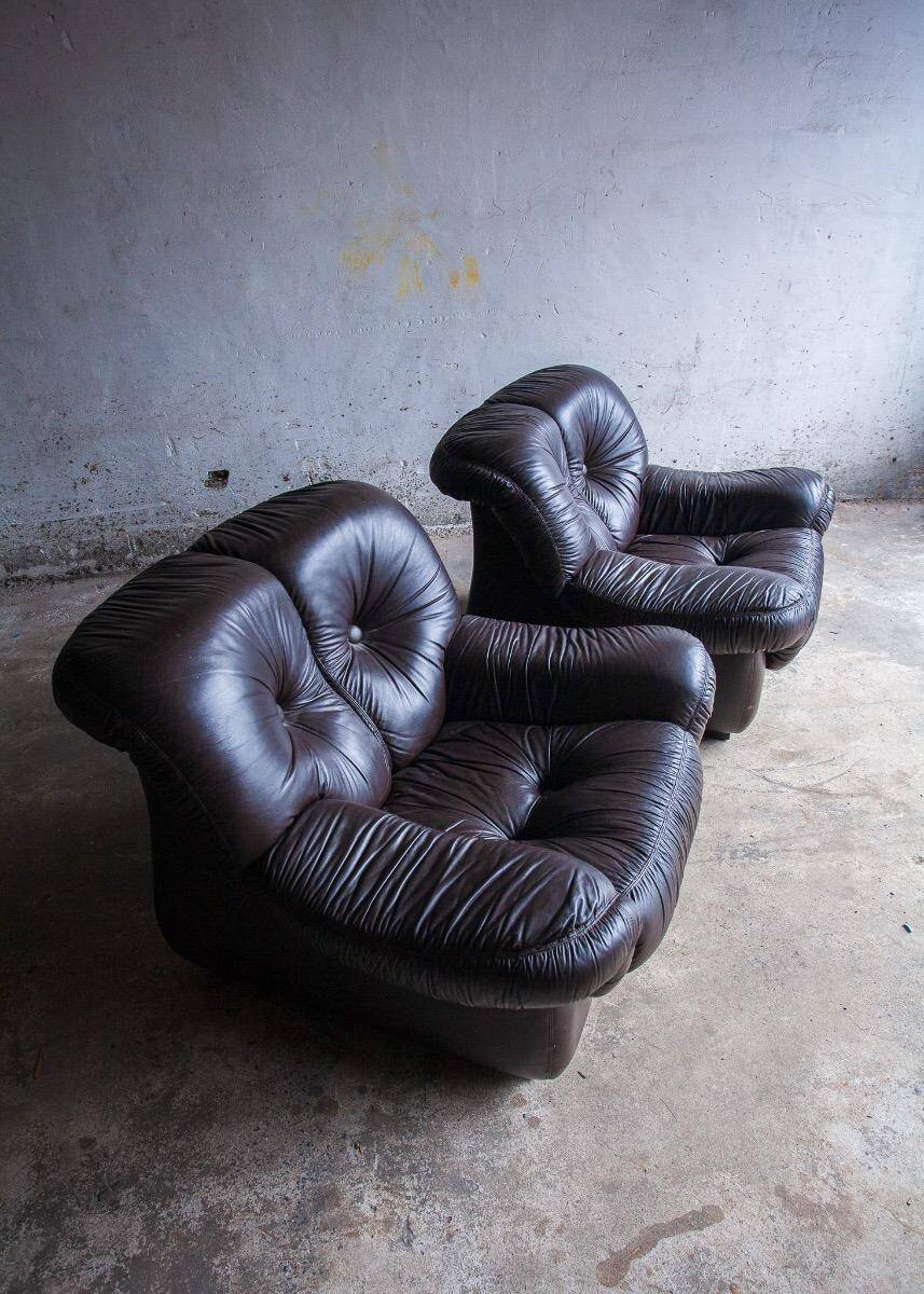 Ensemble de 2 fauteuils de style mid-century en cuir marron foncé.