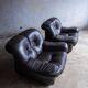 Ensemble de 2 fauteuils de style mid-century en cuir marron foncé.