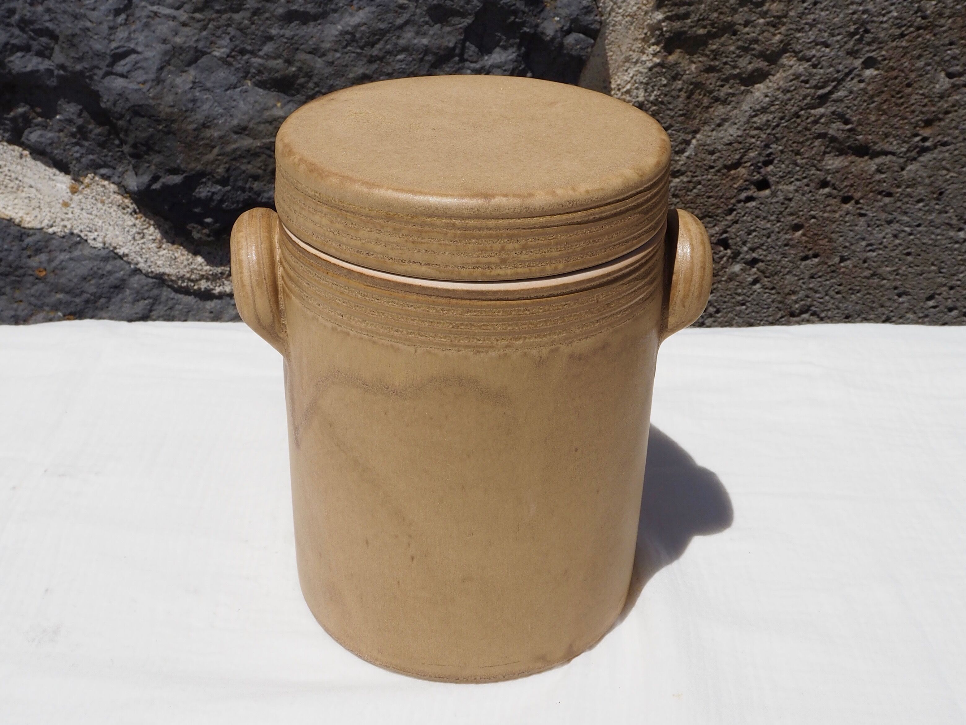 Confit pot in beige sandstone