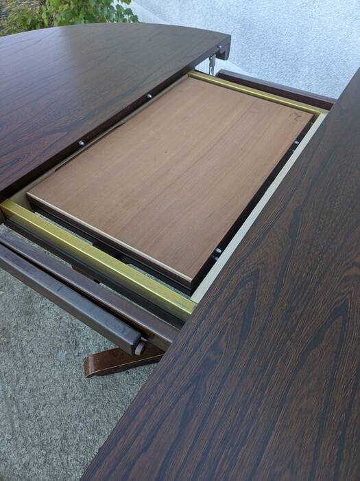 Round table with butterfly extensions