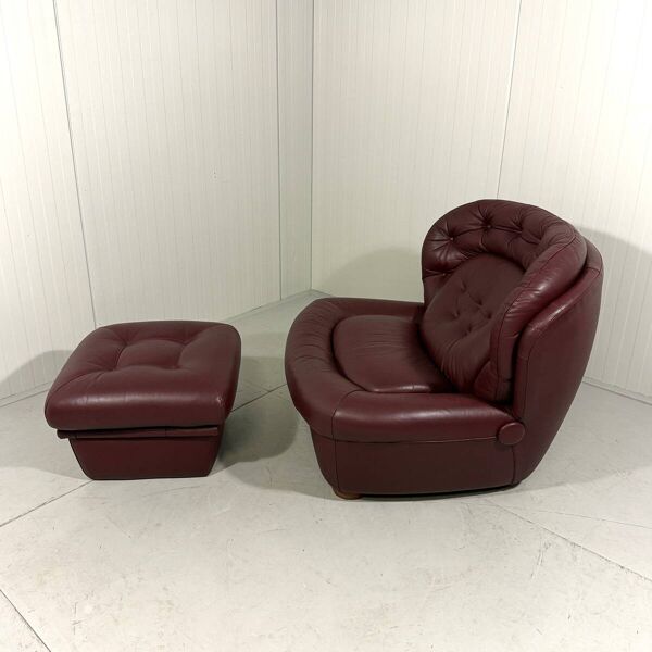 Fauteuil et repose-pieds en cuir bourgogne français de style futuriste des années 1970.