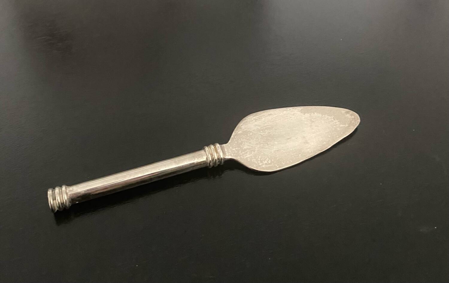 1 Foie gras serving dish and its shovel