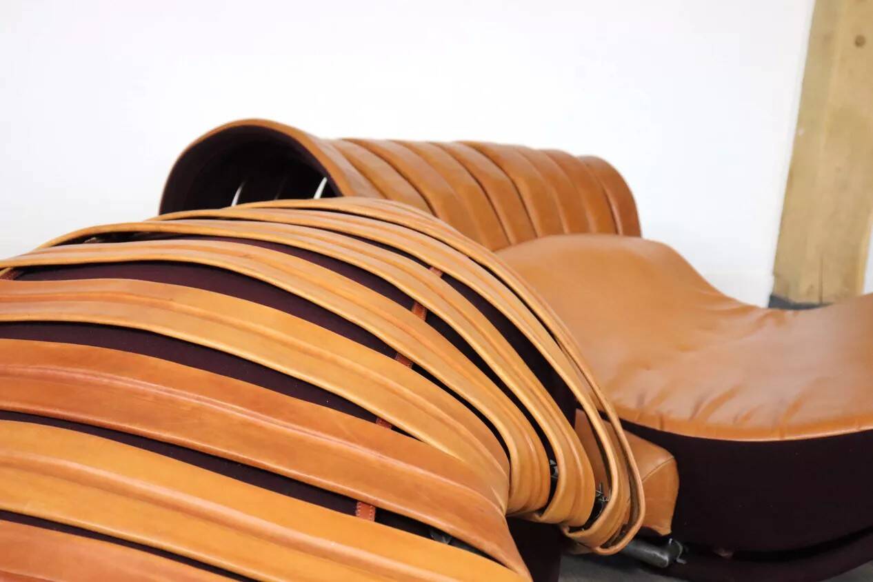 Vintage sculptural cognac leather lounge canapé, France 1980.