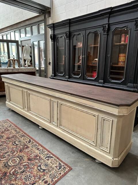 Huge store counter at the beginning of the 20th century