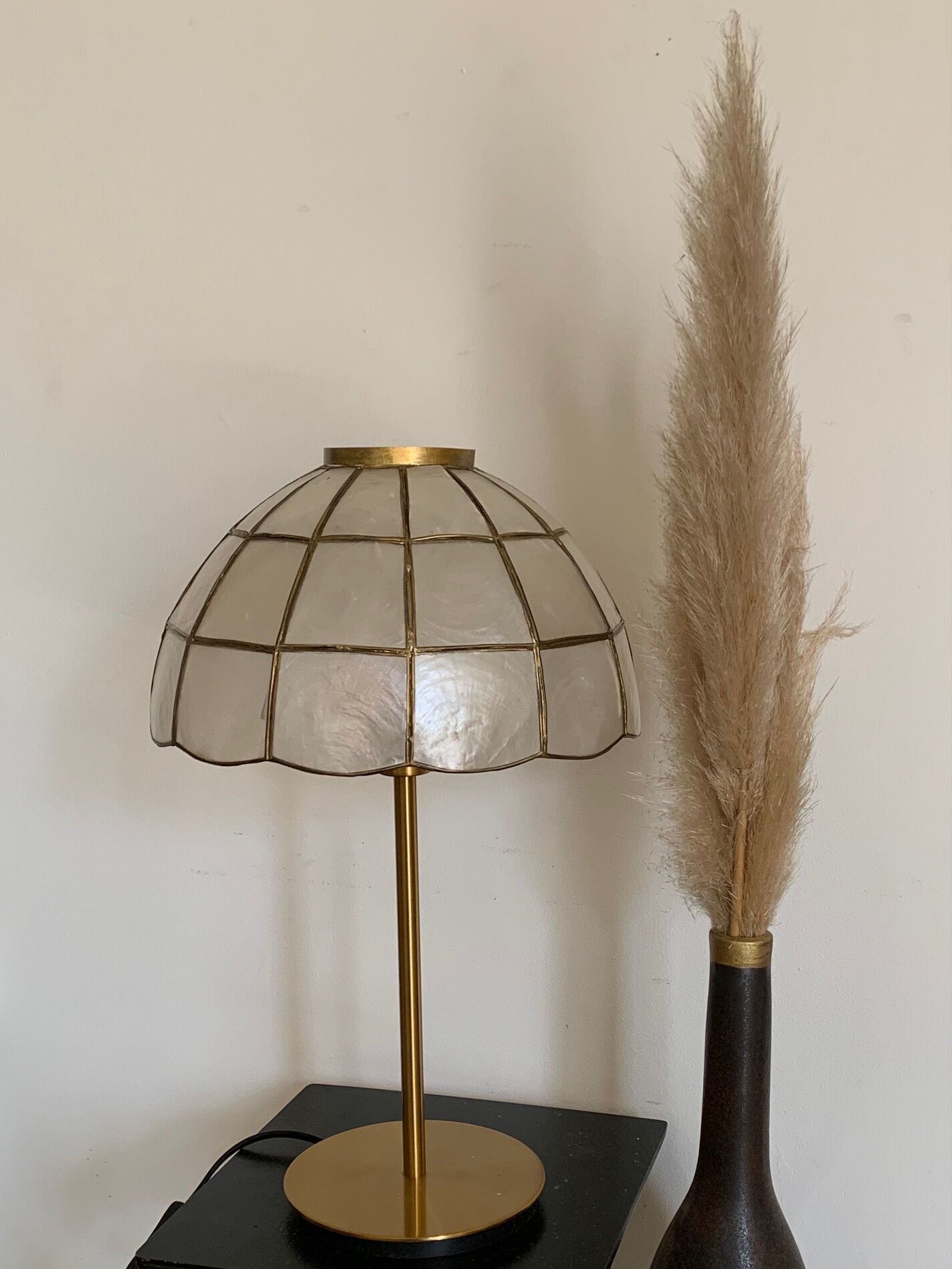 Table lamp with a vintage mother-of-pearl lampshade set