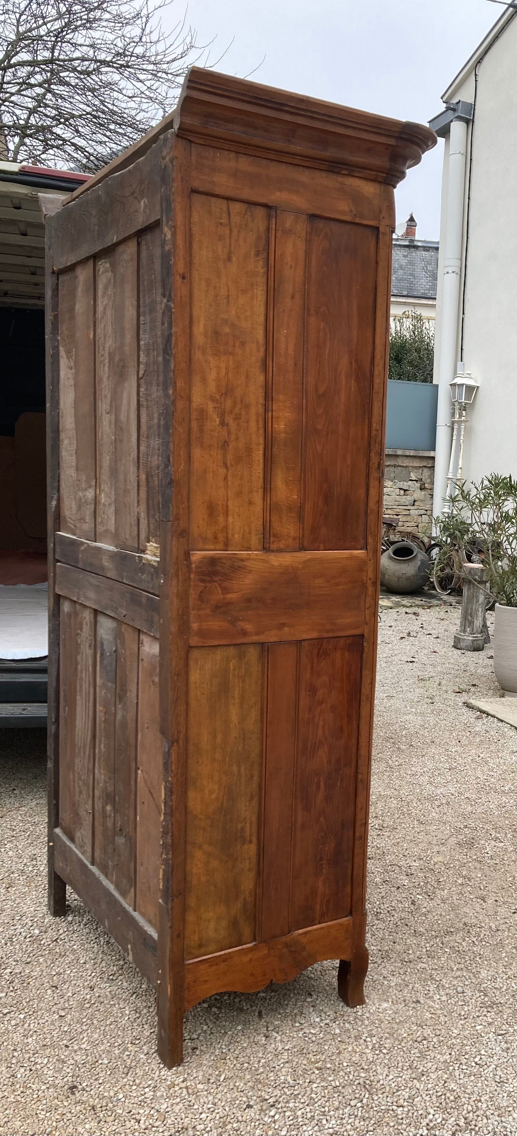 Bonnetière Louis XV in solid cherry tree chevillé nineteenth century (delivery possible)