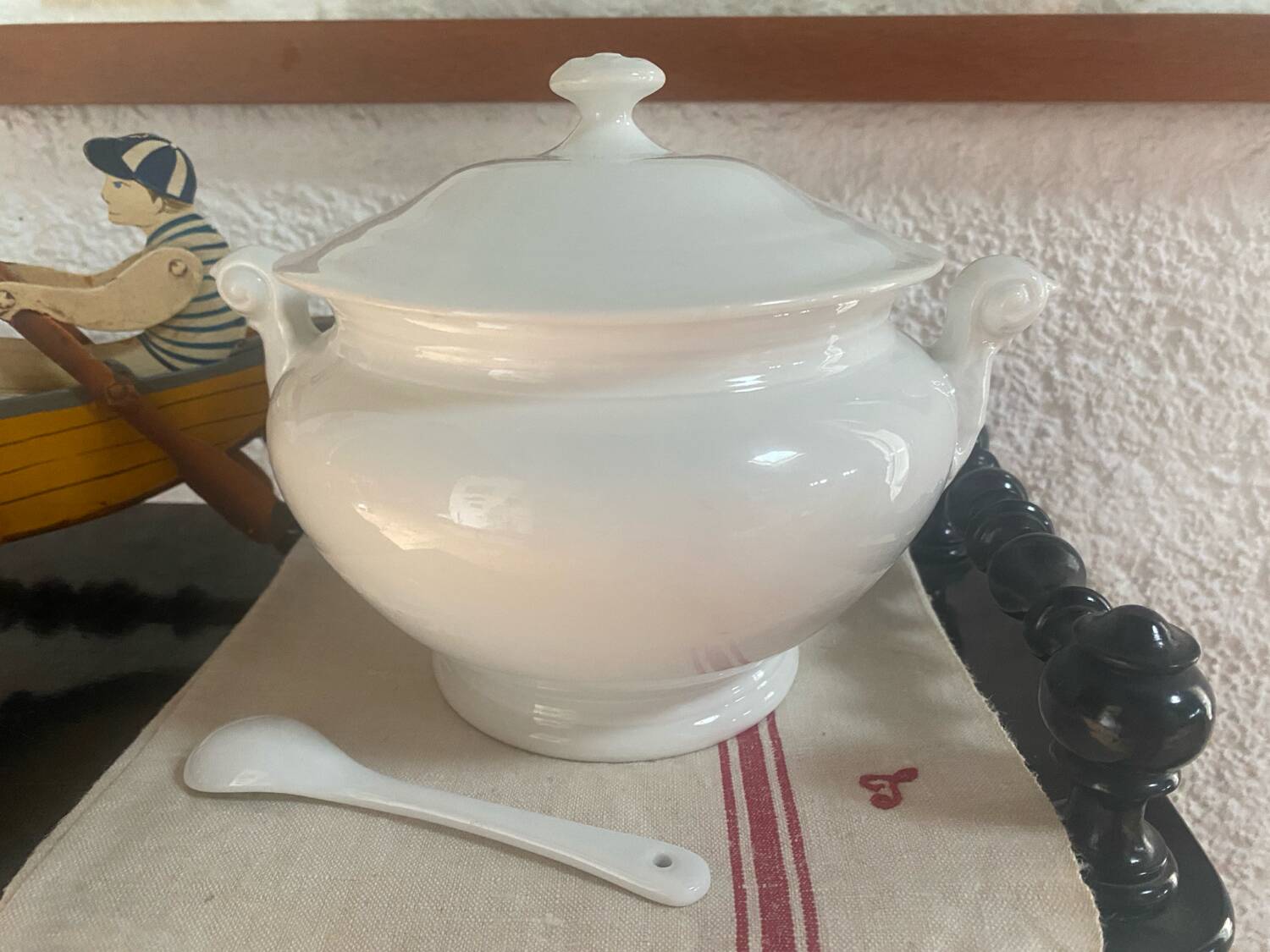 Petite soupière en porcelaine ancienne