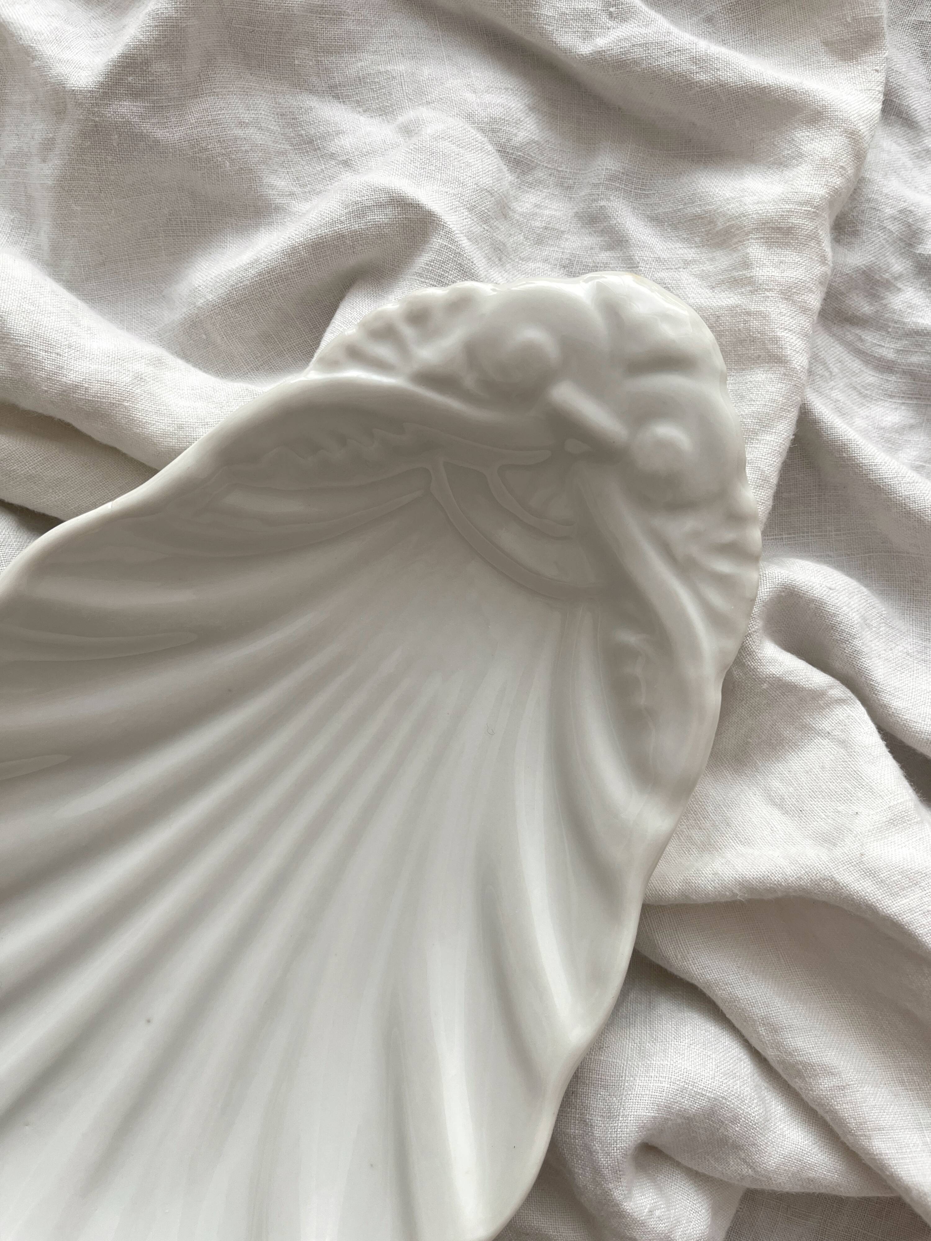 Small shell dish in old porcelain