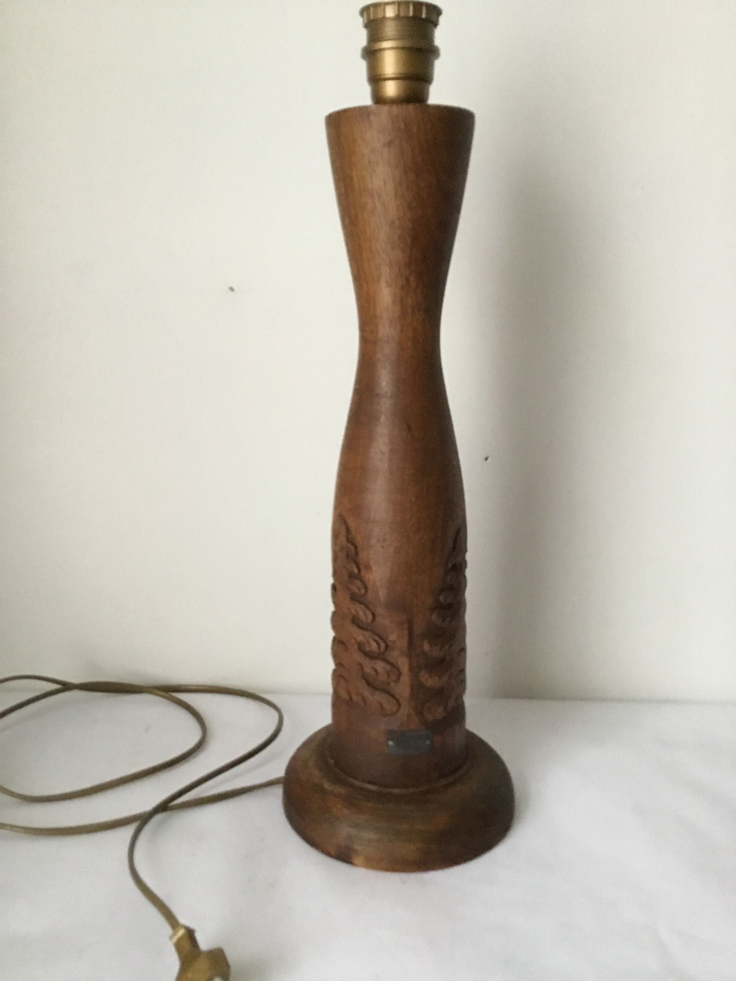 Pied de lampe en bois sculpté