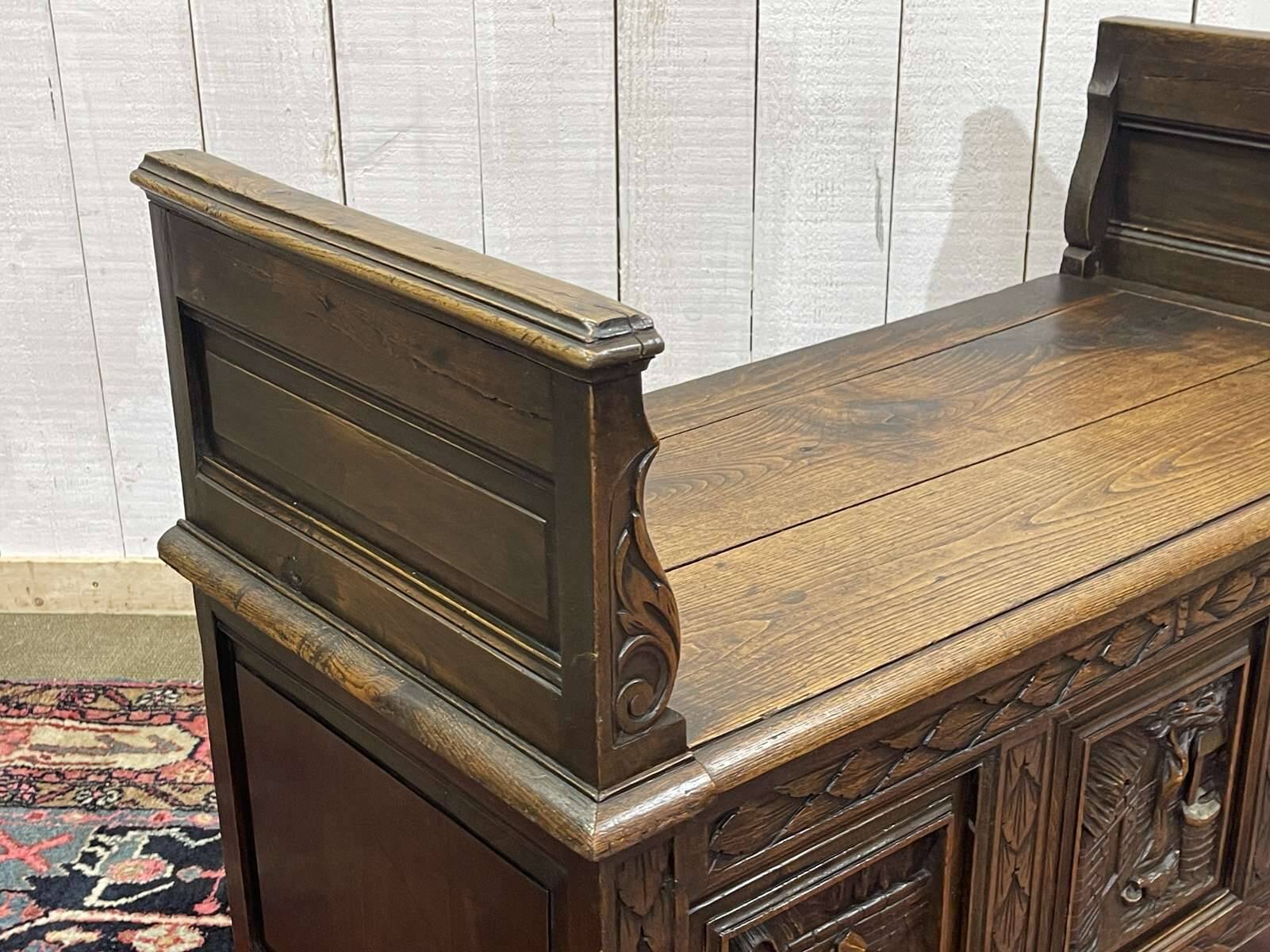 Breton bank chest from the early 20th century in oak and chestnut.
