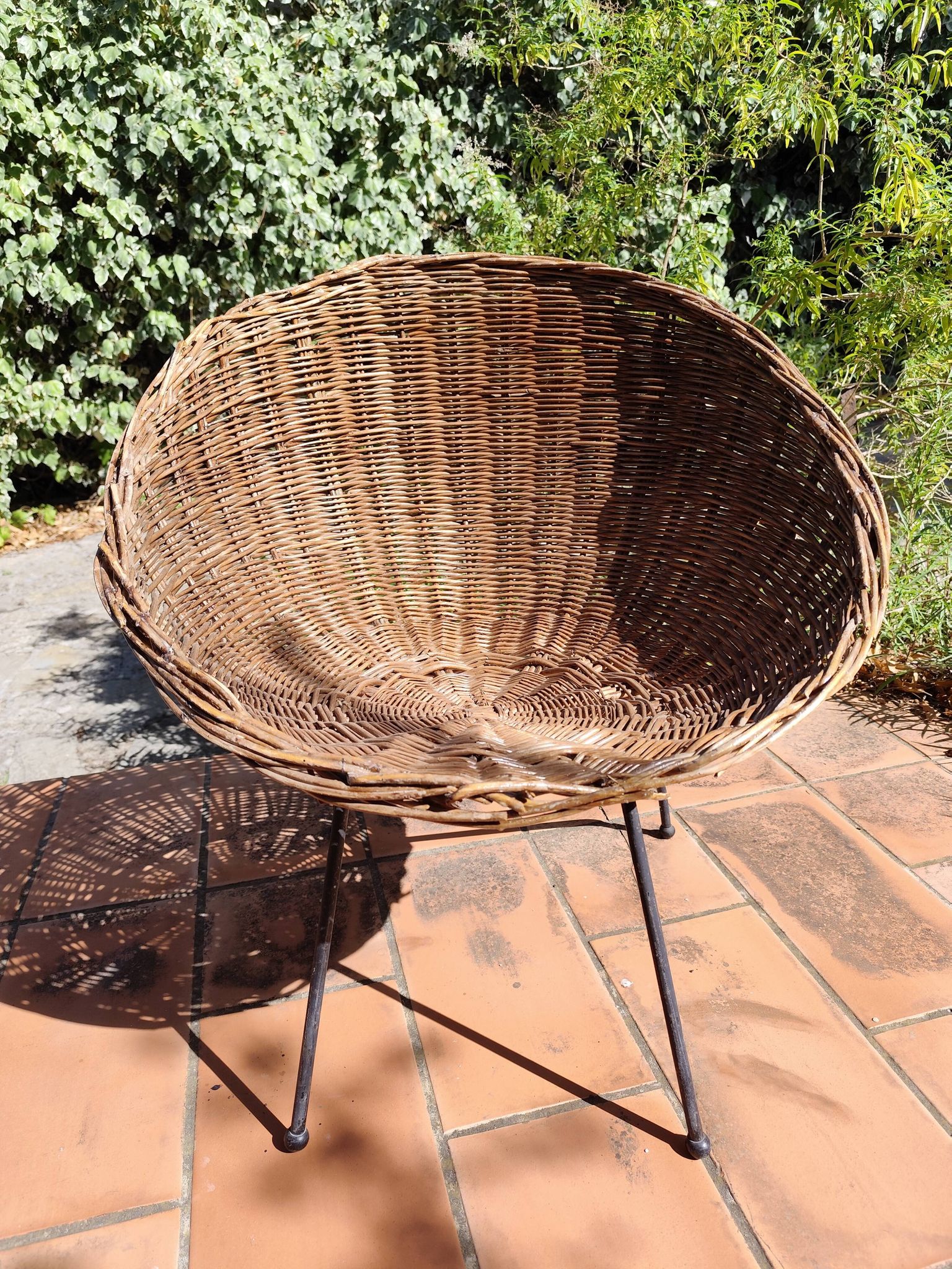 Fauteuil Corbeille en rotin et fer forgé 1950 vintage