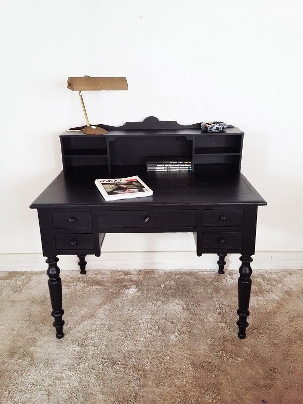 Desk in black step