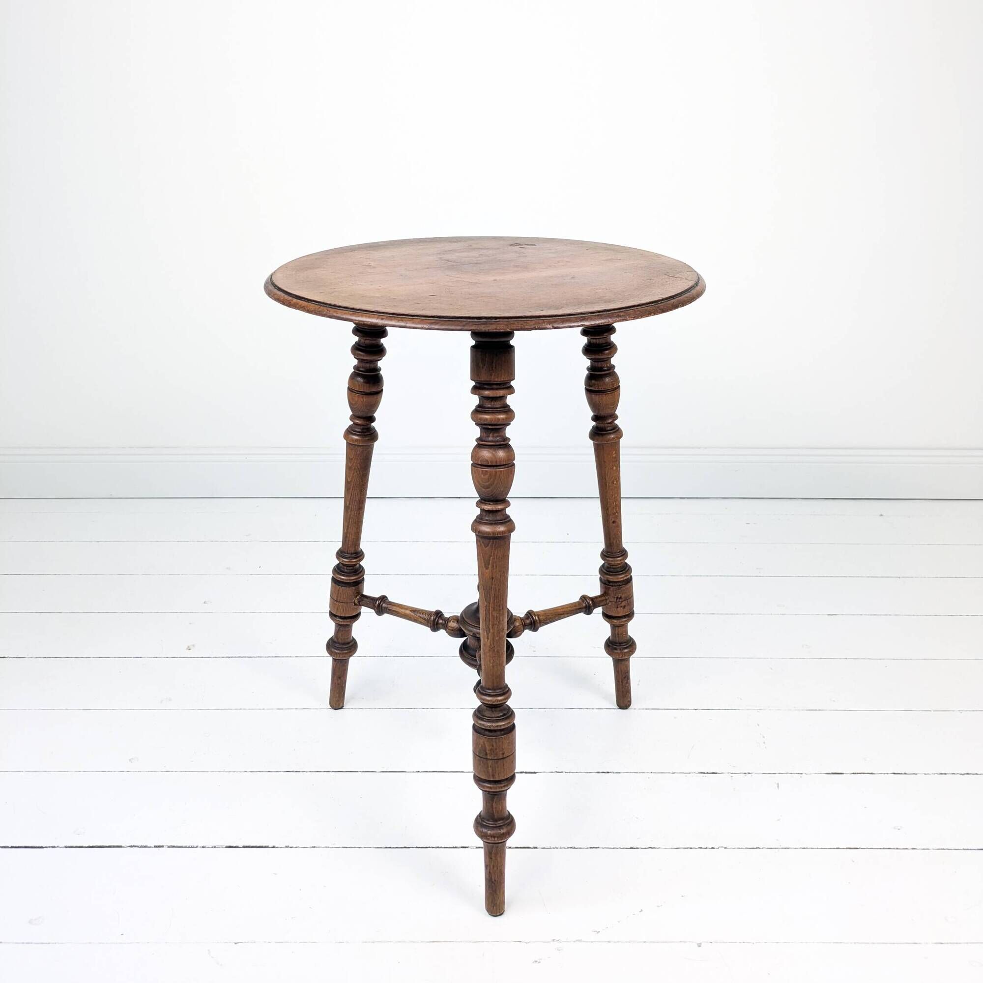 Table d’appoint vintage ronde à trois pieds en bois tourné massif style ant
